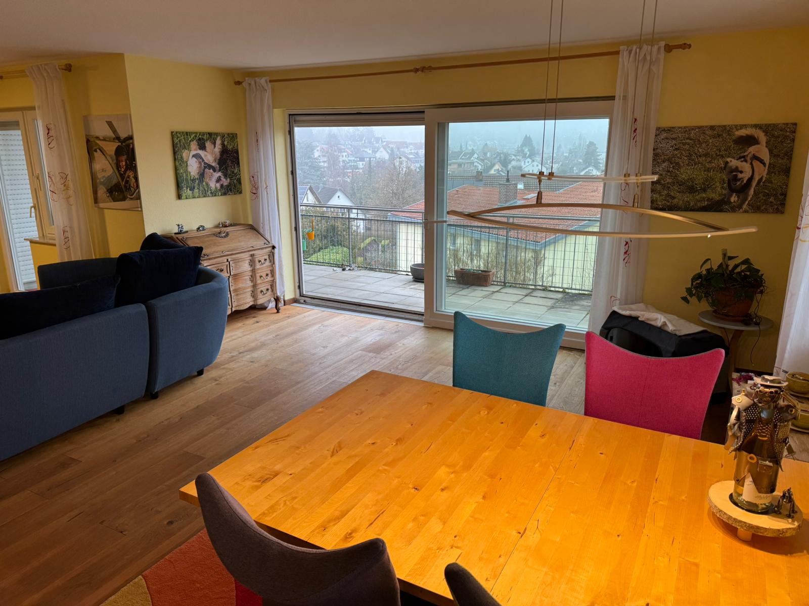 WOHNEN MIT WEITBLICK: STILVOLLE, RENOVIERTE TRAUMWOHNUNG MIT SEEBLICK & 25 M² TERRASSE – VERKAUF - Wohn- & Essbereich