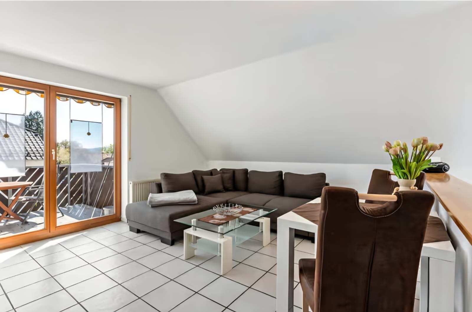 RUHIGE 2,5-ZI.-WOHNUNG MIT FERIENLIZENZ – IDEALE KAPITALANLAGE MIT RENDITEPOTENZIAL – VERKAUF - Wohn- und Essbereich