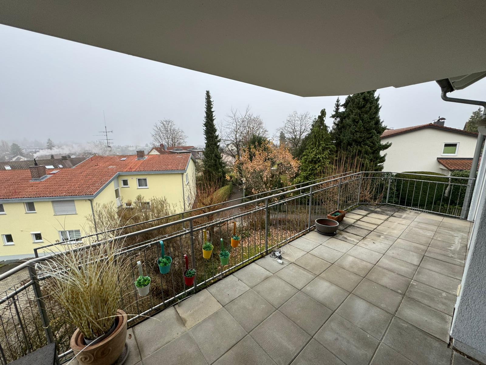 WOHNEN MIT WEITBLICK: STILVOLLE, RENOVIERTE TRAUMWOHNUNG MIT SEEBLICK & 25 M² TERRASSE – VERKAUF - Balkon 