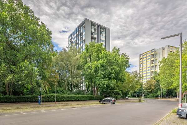 2-Zi-Wohnung im Hansaviertel: 43 m², 13.OG, Loggia mit Fernsicht, bezugsfrei, Sanierungspotenzial