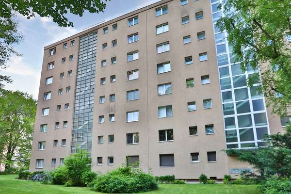 2 Zi.-Wohnung in Moabit: 53 m², 7.OG, bezugsfrei, Balkon, Aufzug, hell, grün, Sanierungspotenzial