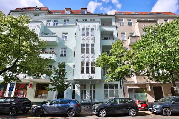 Altbauwohnung in Wilmersdorf: 5 Zi., 105 m², EG, Wintergarten, 2 Bäder, bei Übergabe bezugsfrei