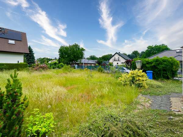 Baugrundstück mit Altbestand am Krummen See, ca. 782 m², direkte Seelage in Einfamilienhaussiedlung