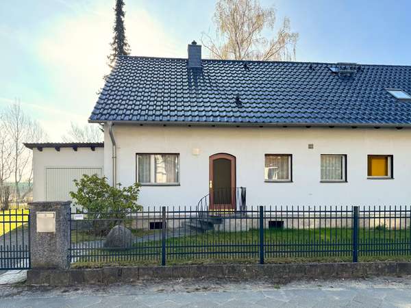 Doppelhaushälfte mit viel Potential in Marienfelde: 115 m², Terrasse, gr. Garten, Keller, Garage