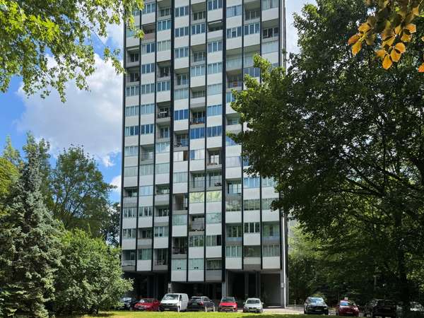 2-Zimmmer-Wohnung im 13.OG, Hansaviertel Tiergarten, Balkon mit Fernsicht, sanierungsbedürftig