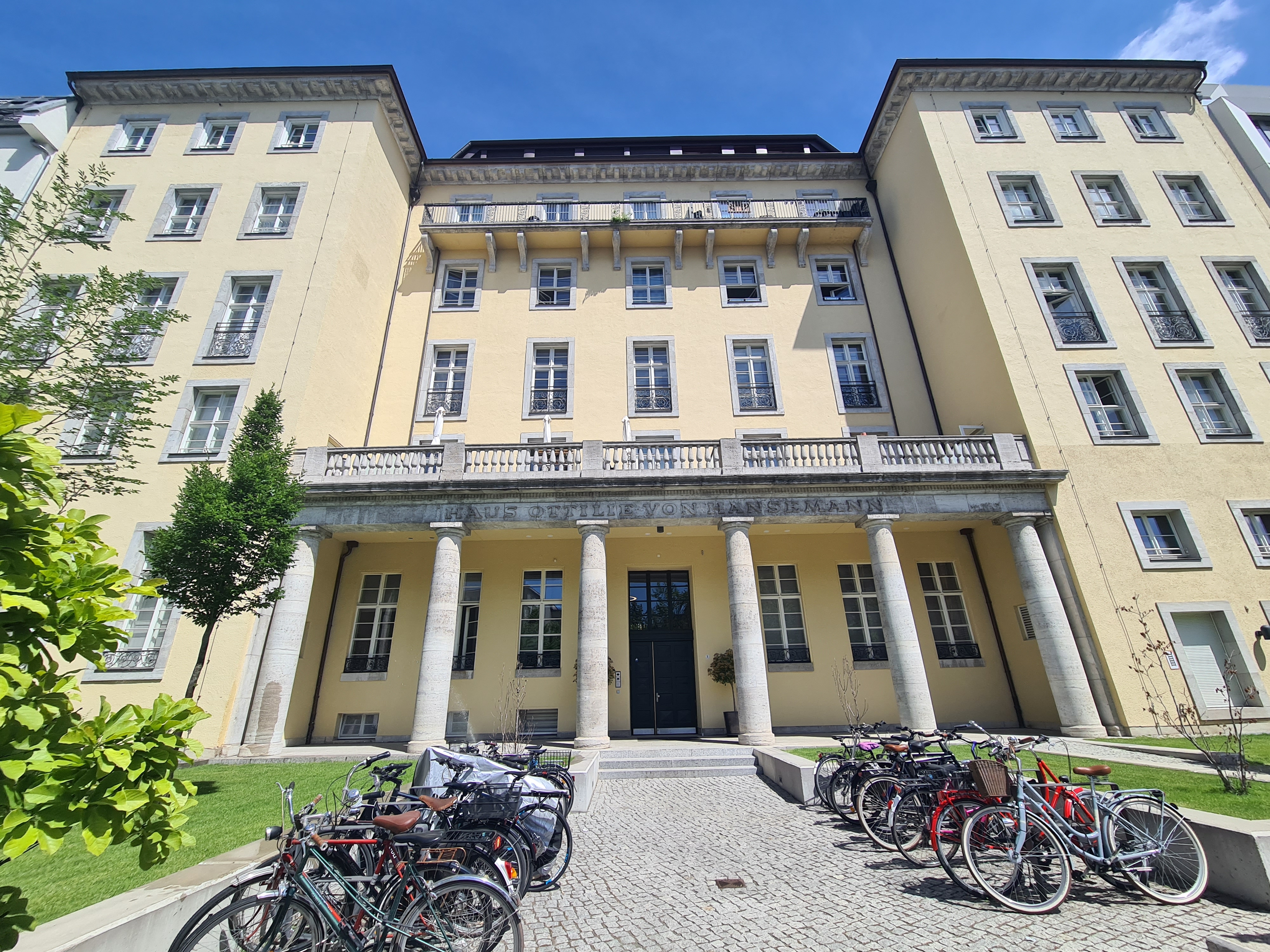 Modernisierte Altbauwohnung mit Balkon im Herzen von Charlottenburg: Stilvolles Wohnen!
