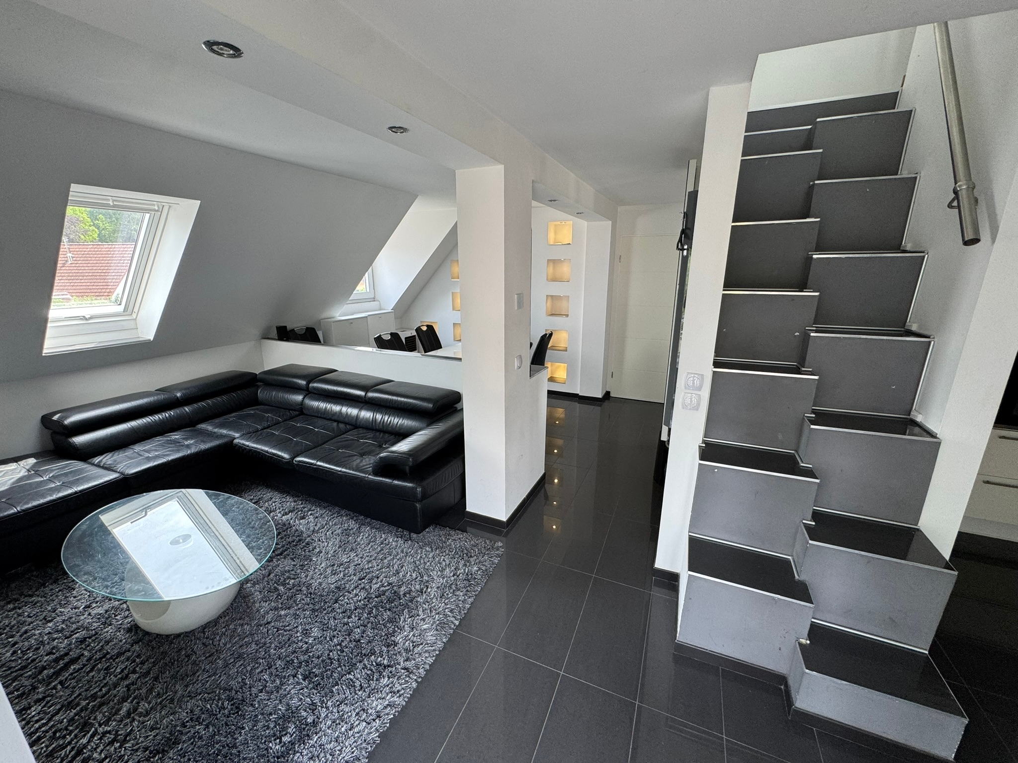 Exklusive Maisonette über zwei Ebenen: voll möbliert, modern ausgestattet und ruhig gelegen
