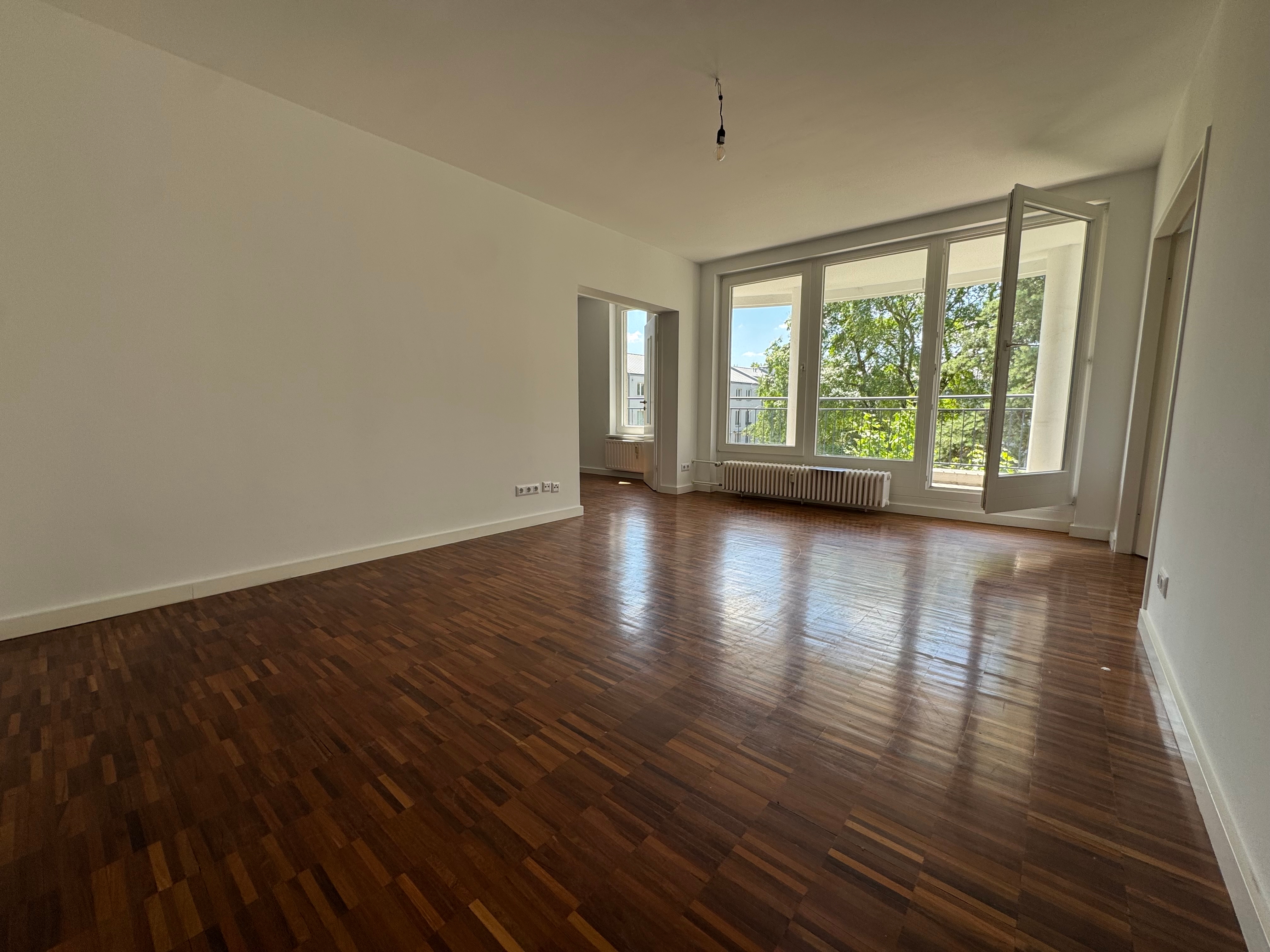 Kreuzberg: außergewöhnlicher 3 1/2 Zimmer-Wohnung mit warmer Atmosphäre & Balkon zum grünen Innenhof