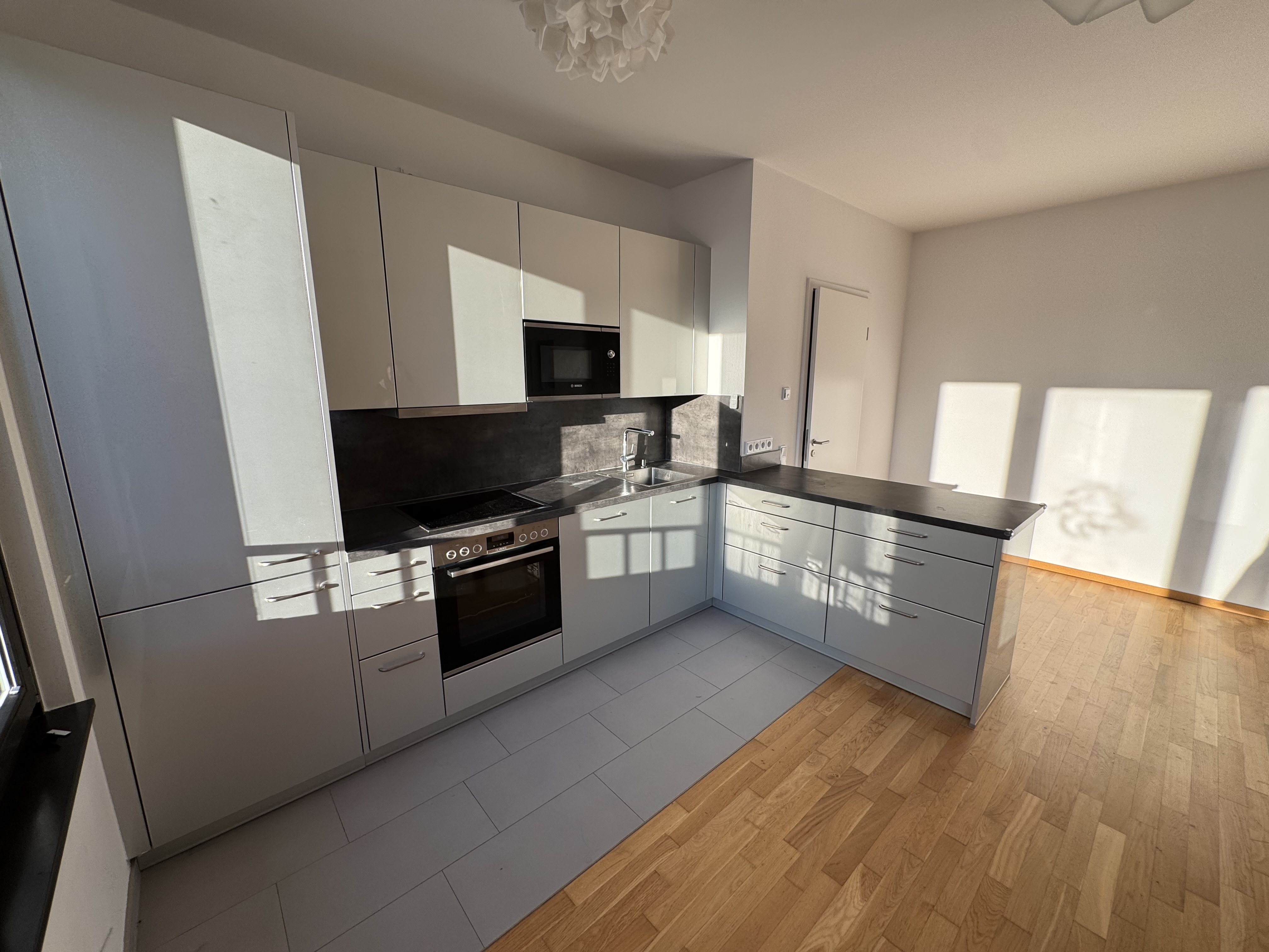 Exklusive Stadtwohnung mit Südwestbalkon und geräumiger Wohnküche !