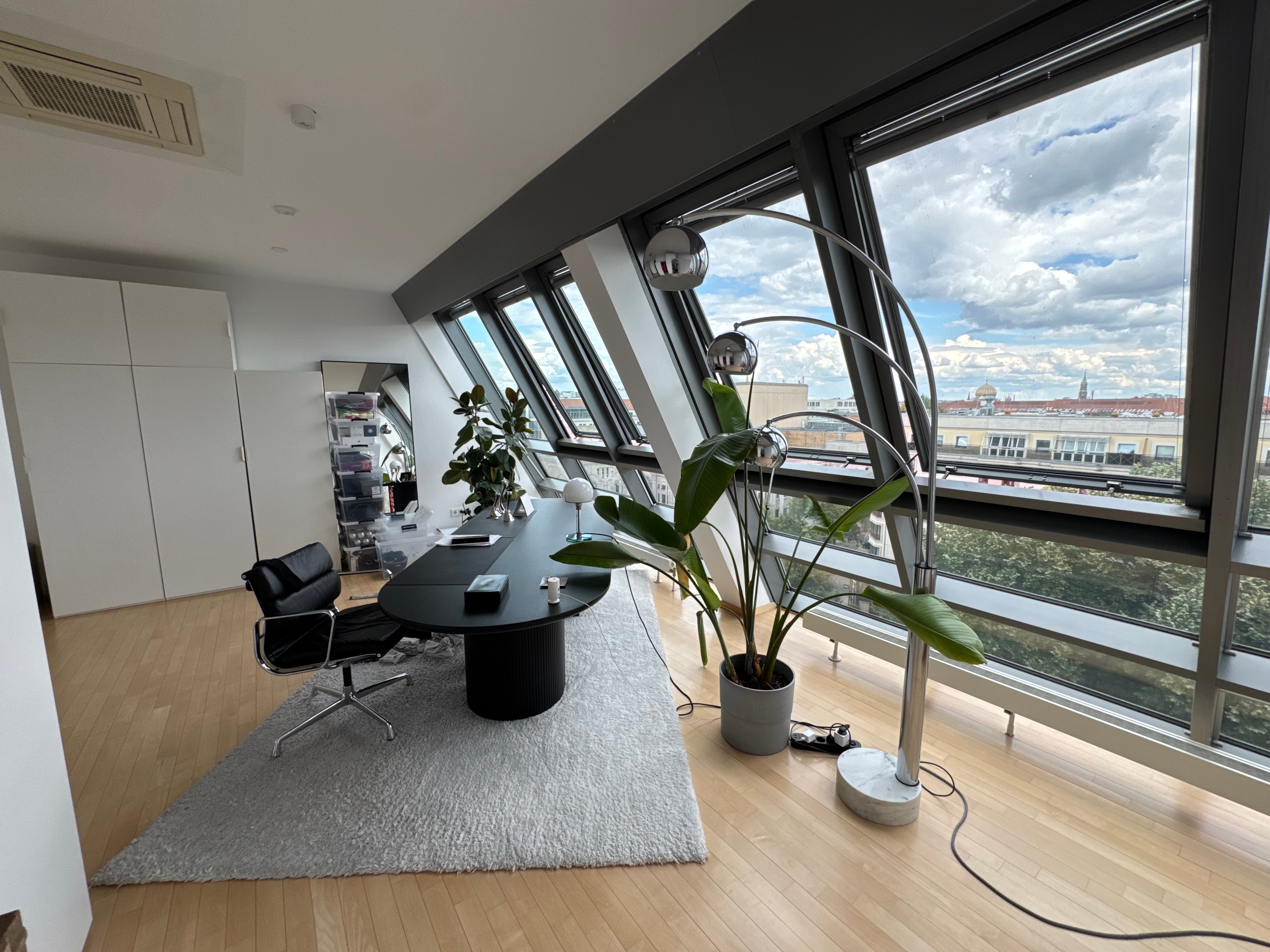 Dachgeschoss-Maisonette mit Klimaanlage, zwei Balkonen und spektakulärem Ausblick - Friedrichstraße!