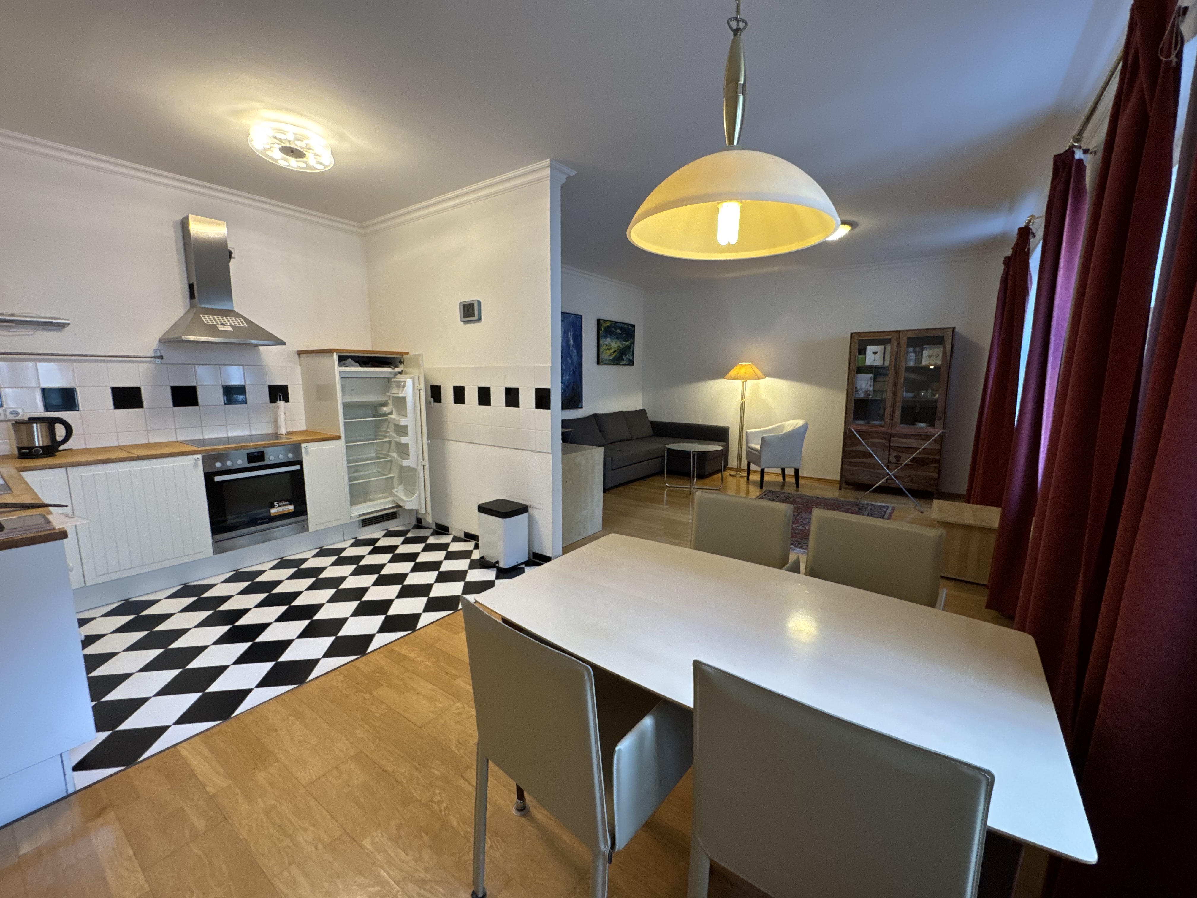 Vollmöblierte großzügige Altbauwohnung im Herzen von Berlin-Mitte!