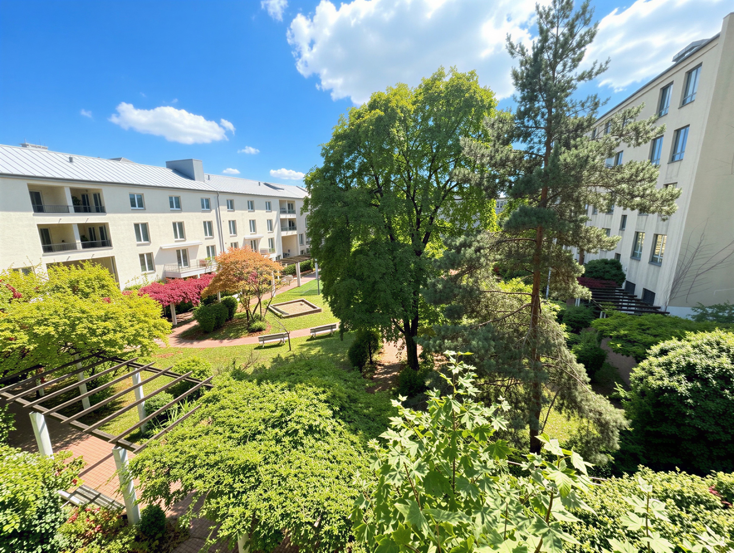 Zuhause mit Charakter: außergewöhnlicher Grundriss, warme Atmosphäre & Balkon zum grünen Innenhof
