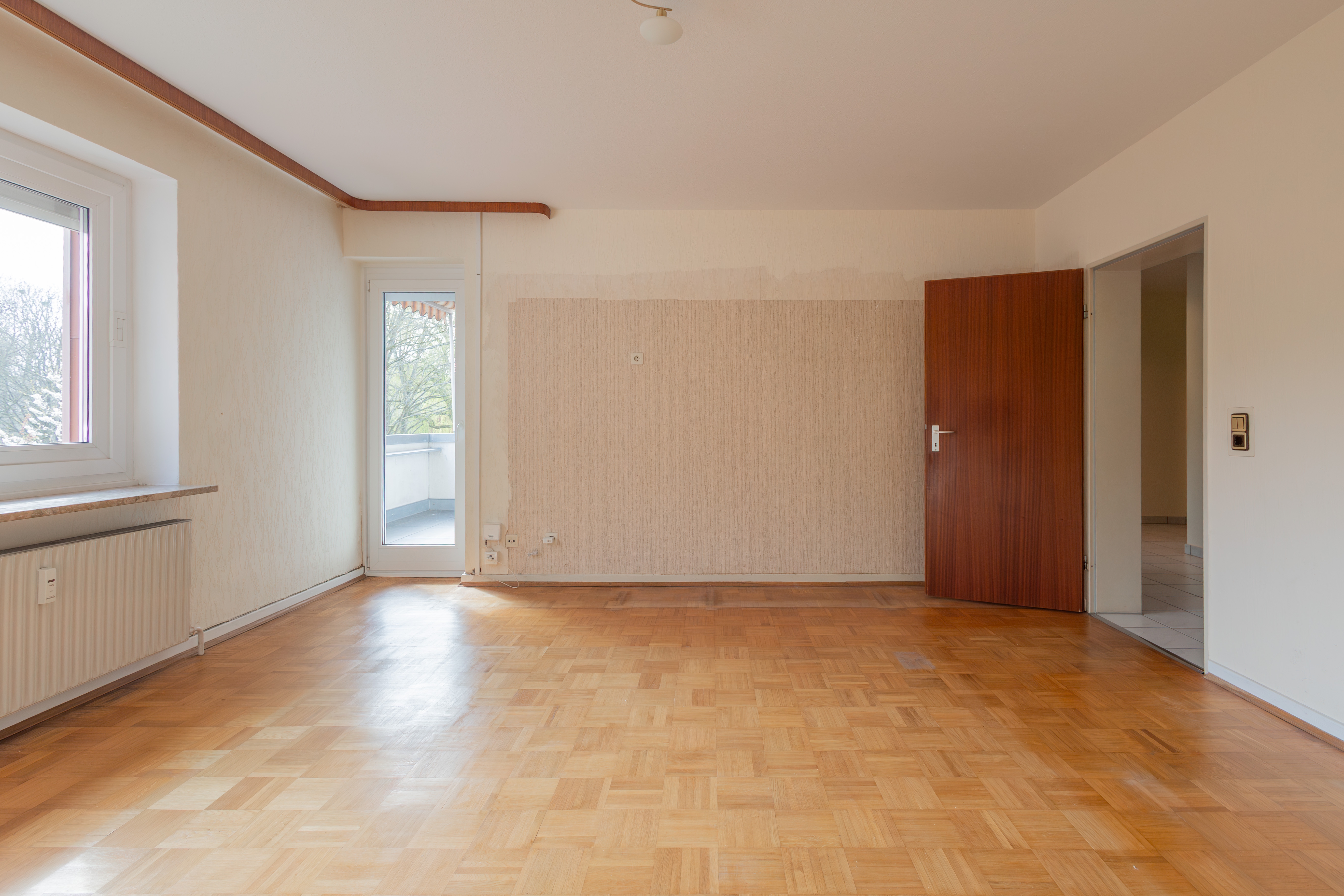 Wohnzimmer mit Zugang zum Balkon
