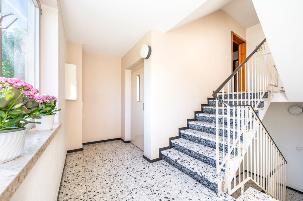 Treppe und Aufzug