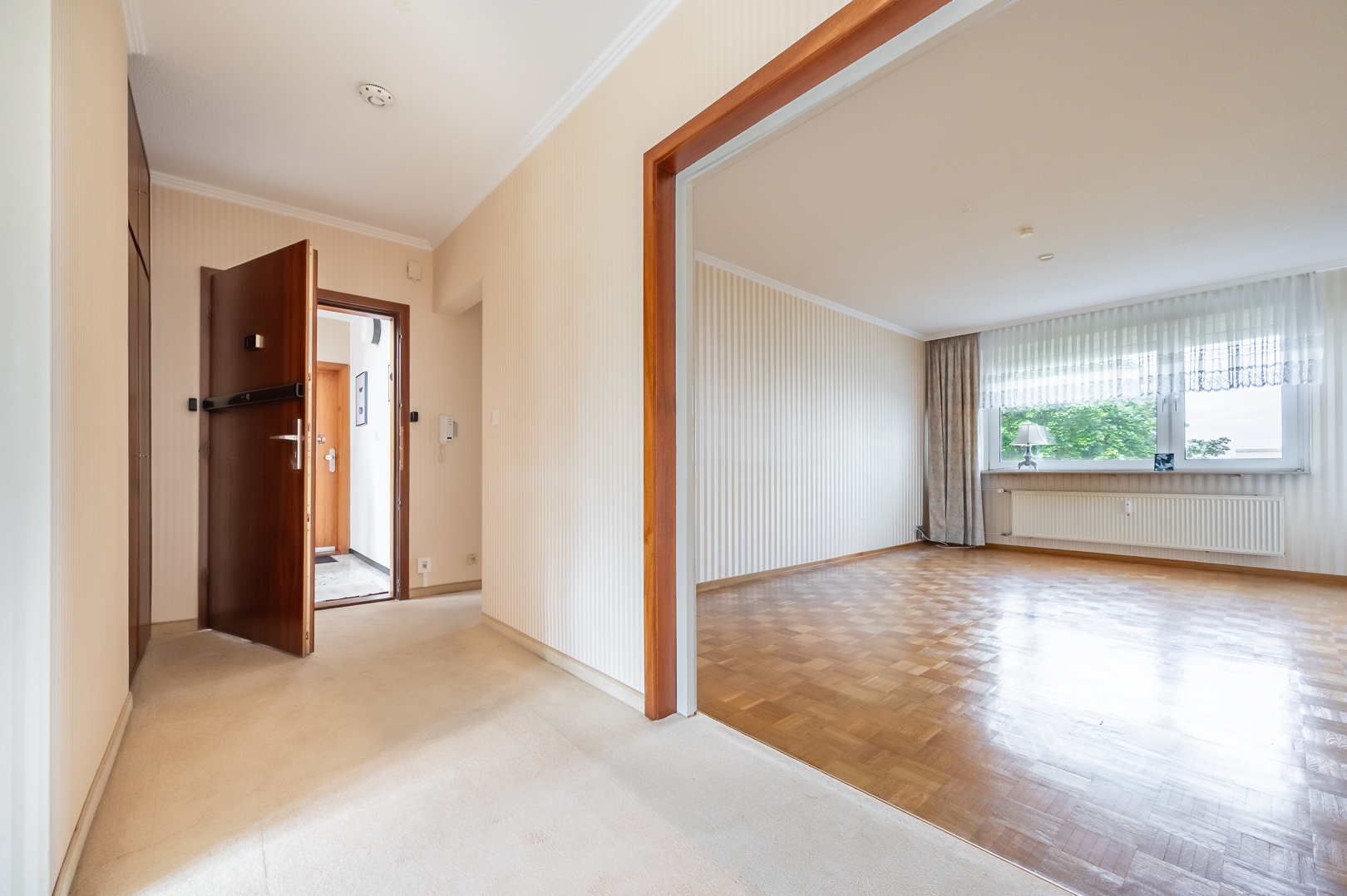 Flur mit Blick ins Wohnzimmer