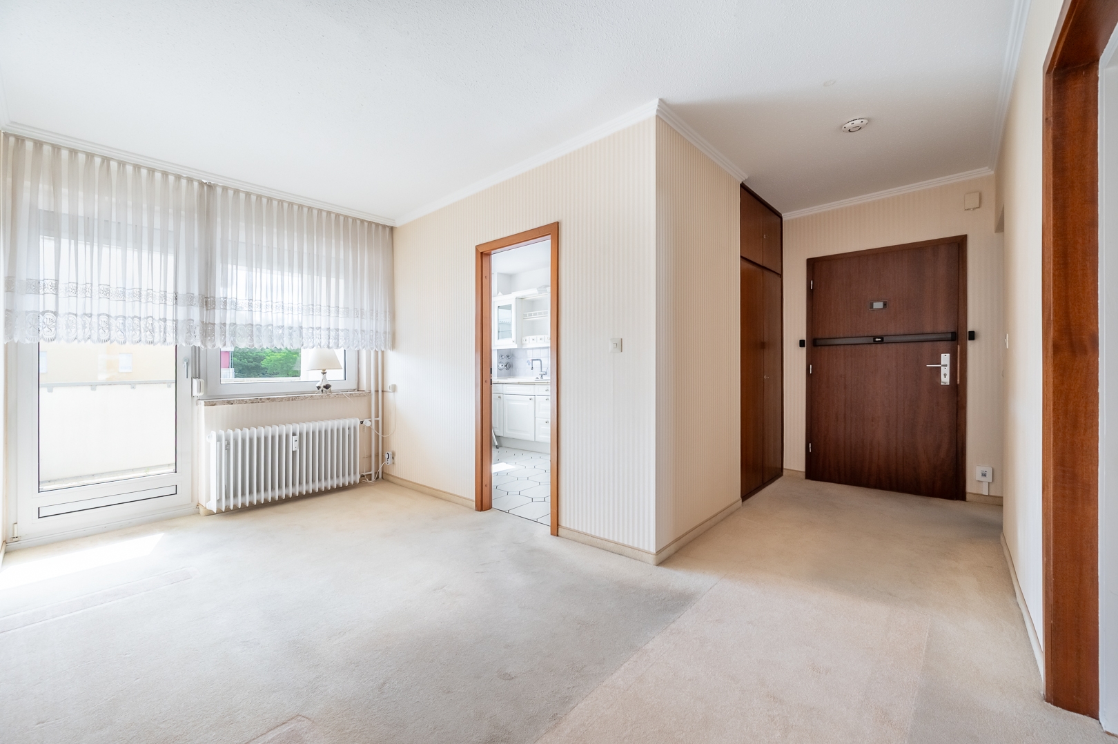 Essbereich mit Zugang Balkon und Küche 