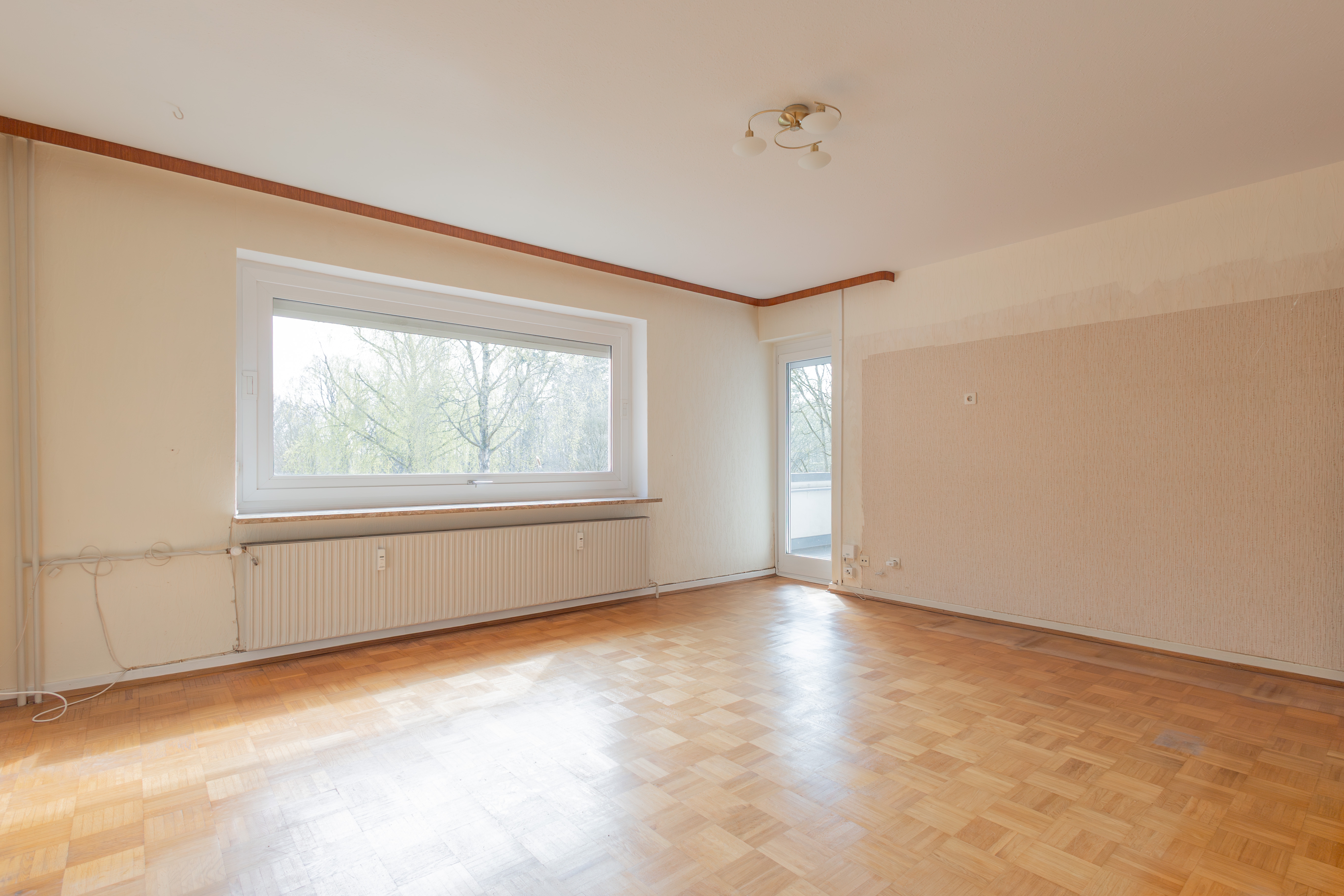 Wohnzimmer mit Zugang zum Balkon