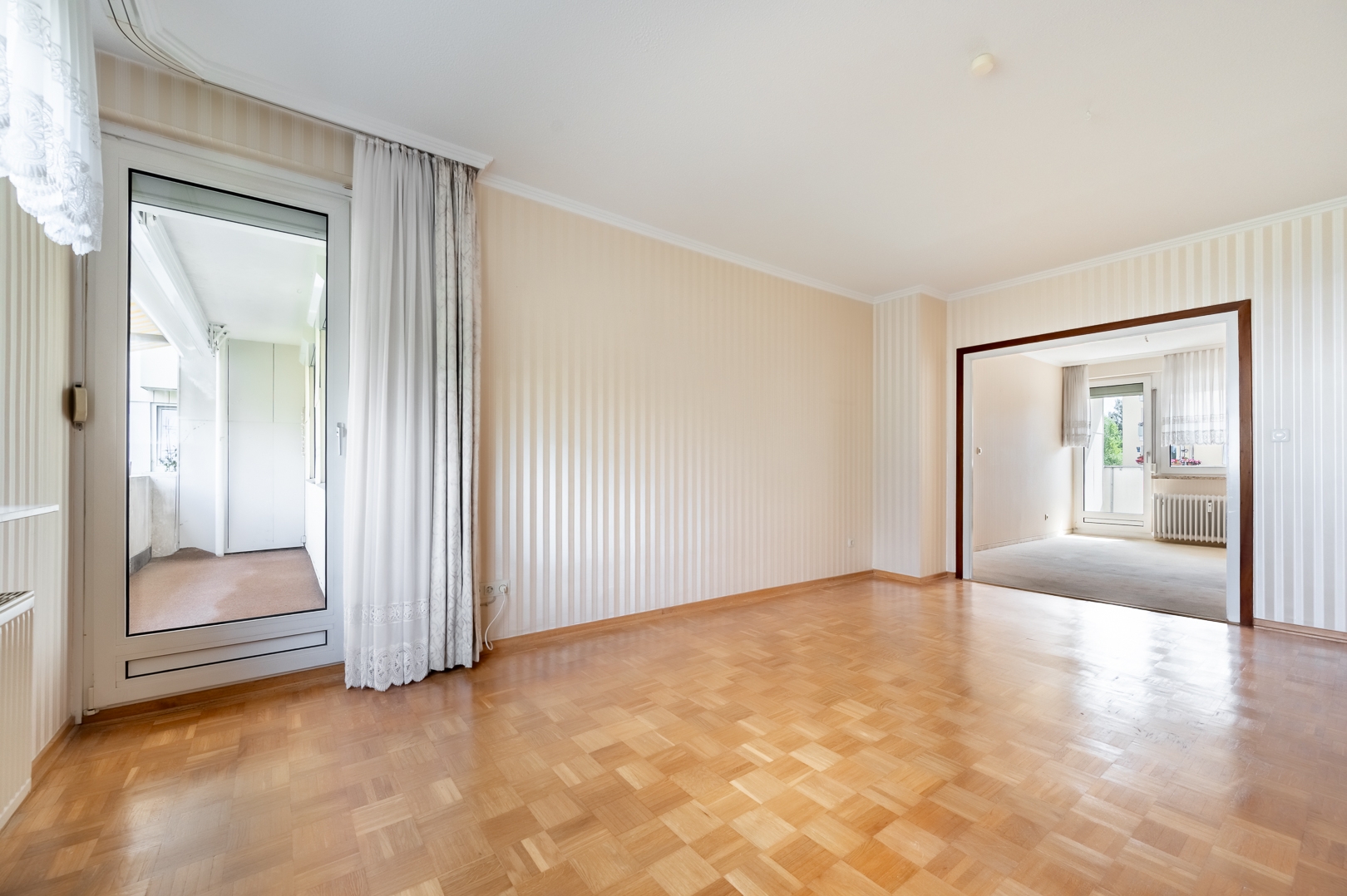 Wohnzimmer mit Zugang Balkon 1