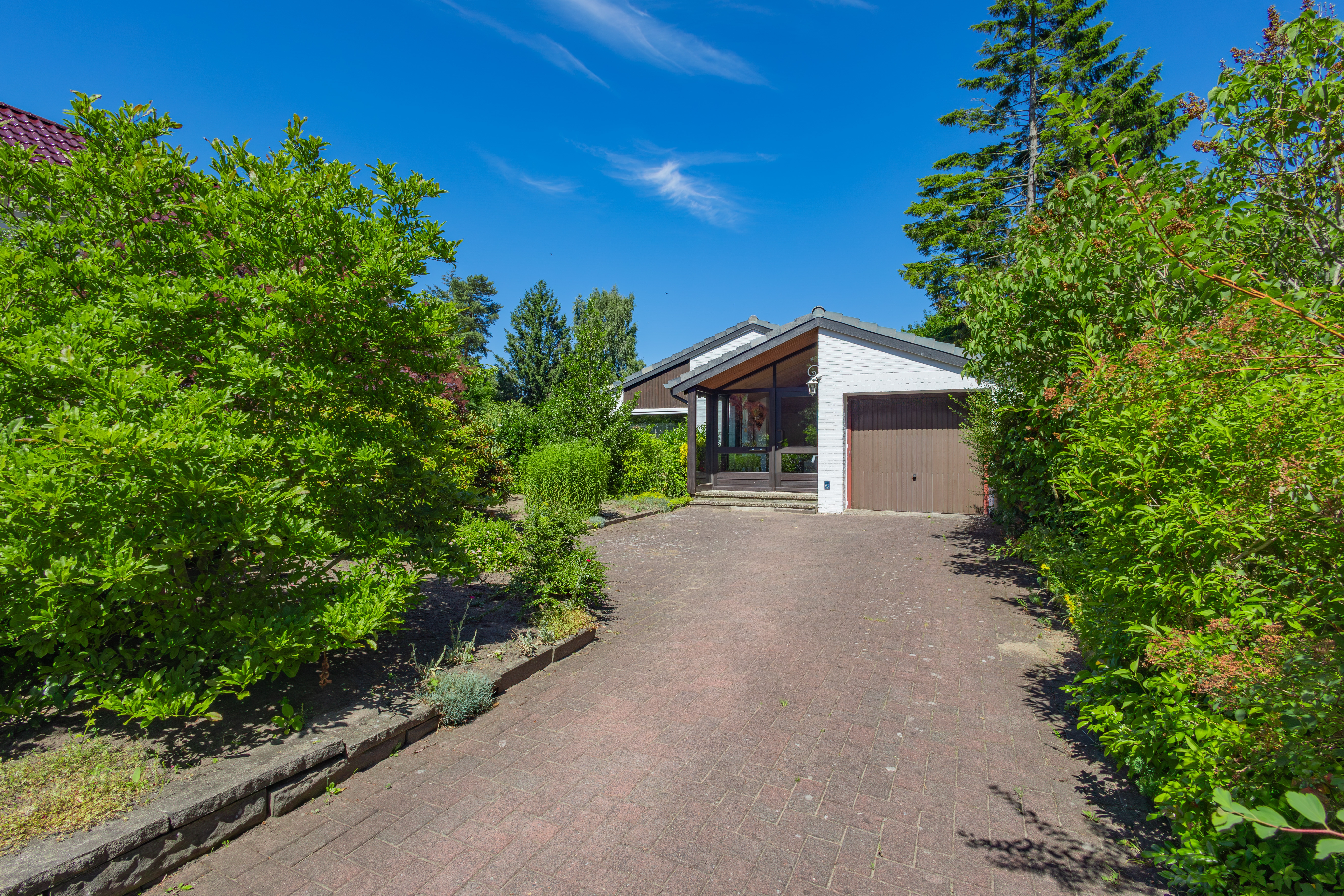 Ansicht Auffahrt und Garage