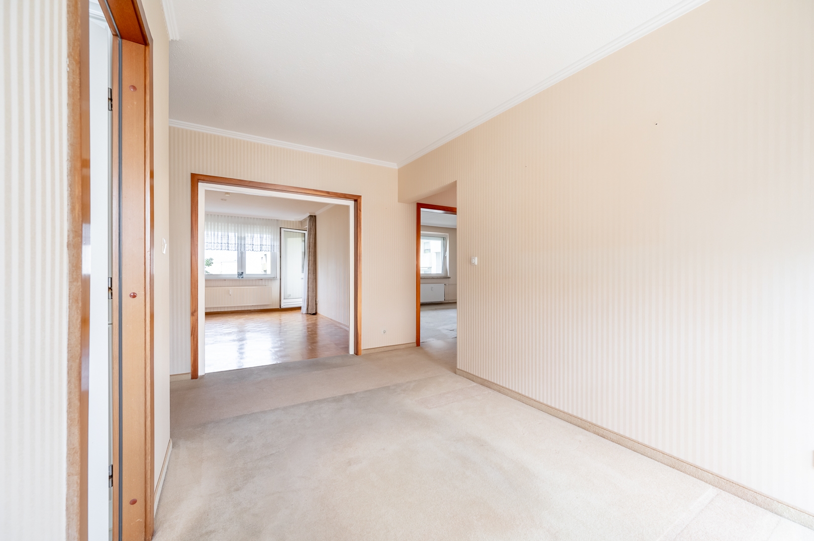 Essbereich mit Blick zum Wohnzimmer