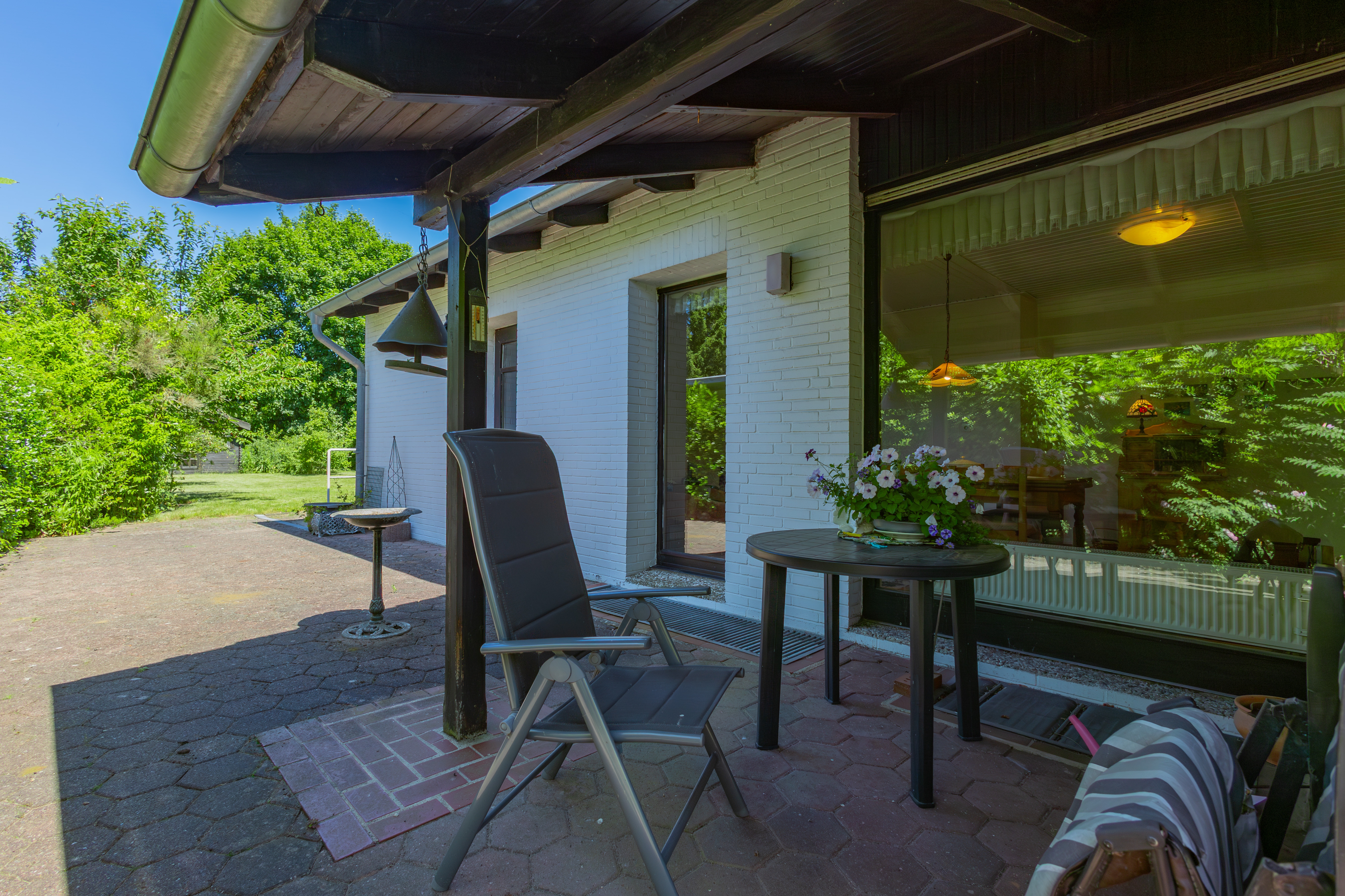 überdachte Terrasse am Wohnzimmer