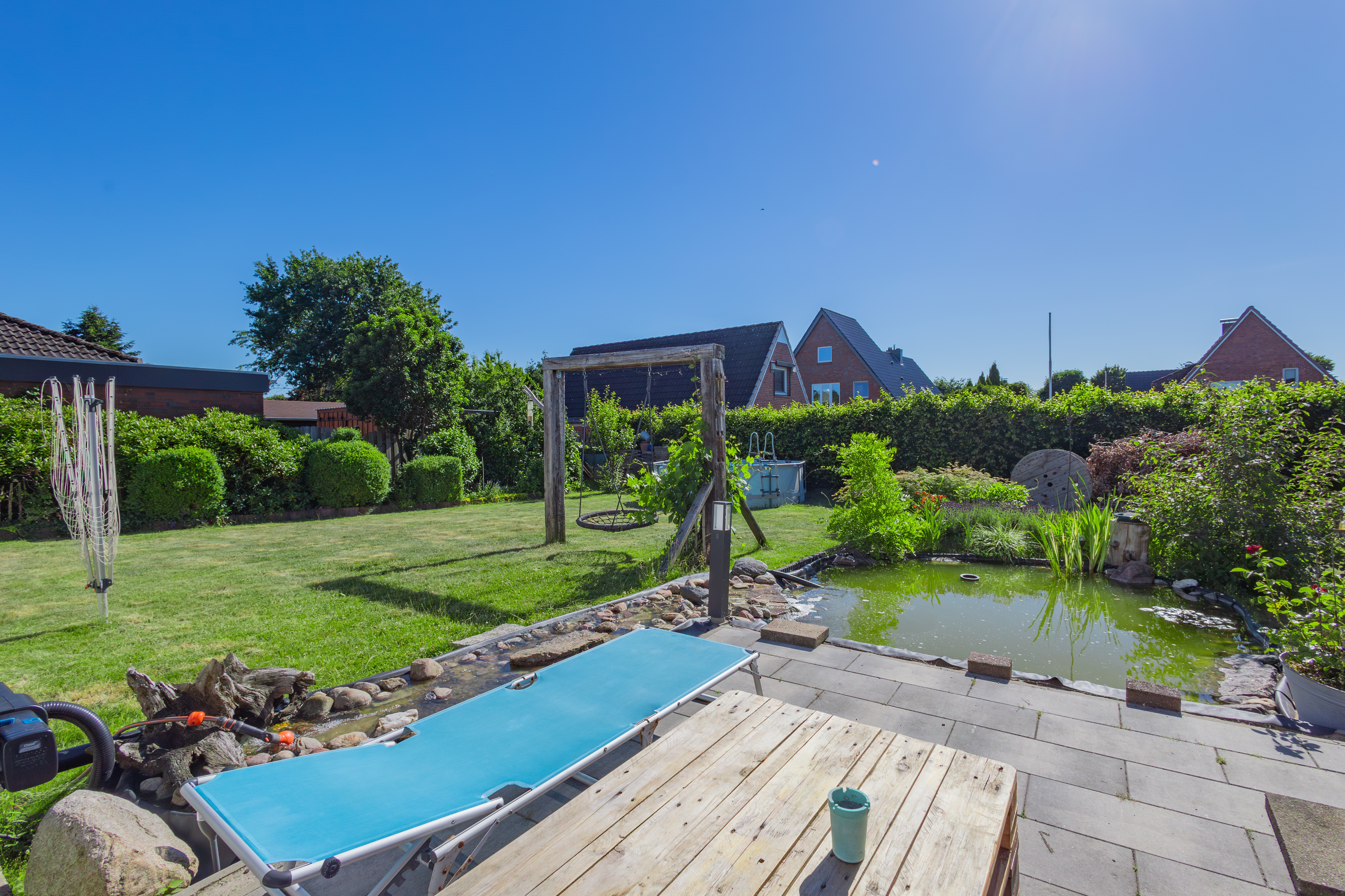 Terrasse und Gartenteich