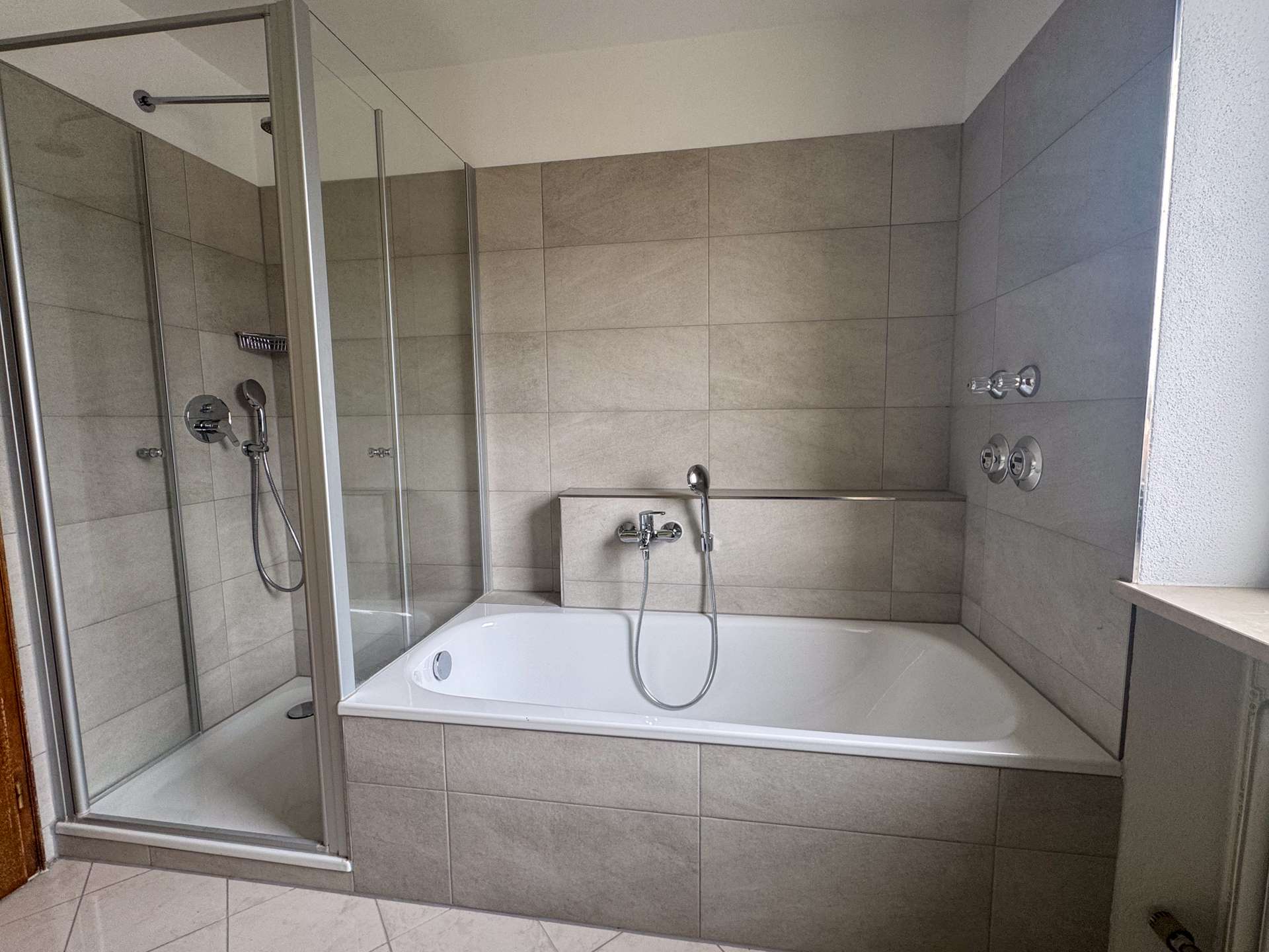...mit Wanne und Dusche