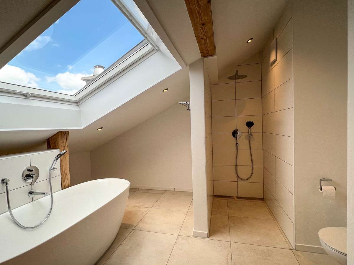 Großes Bad mit Wanne und Dusche