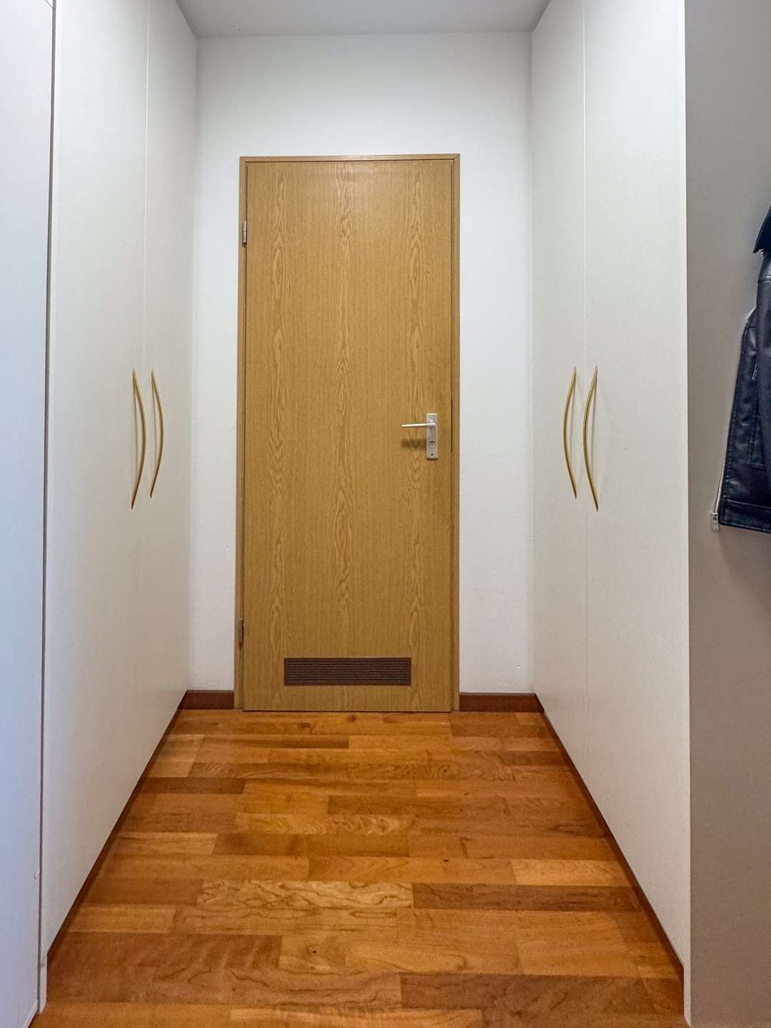 Flur mit Einbauschränken
