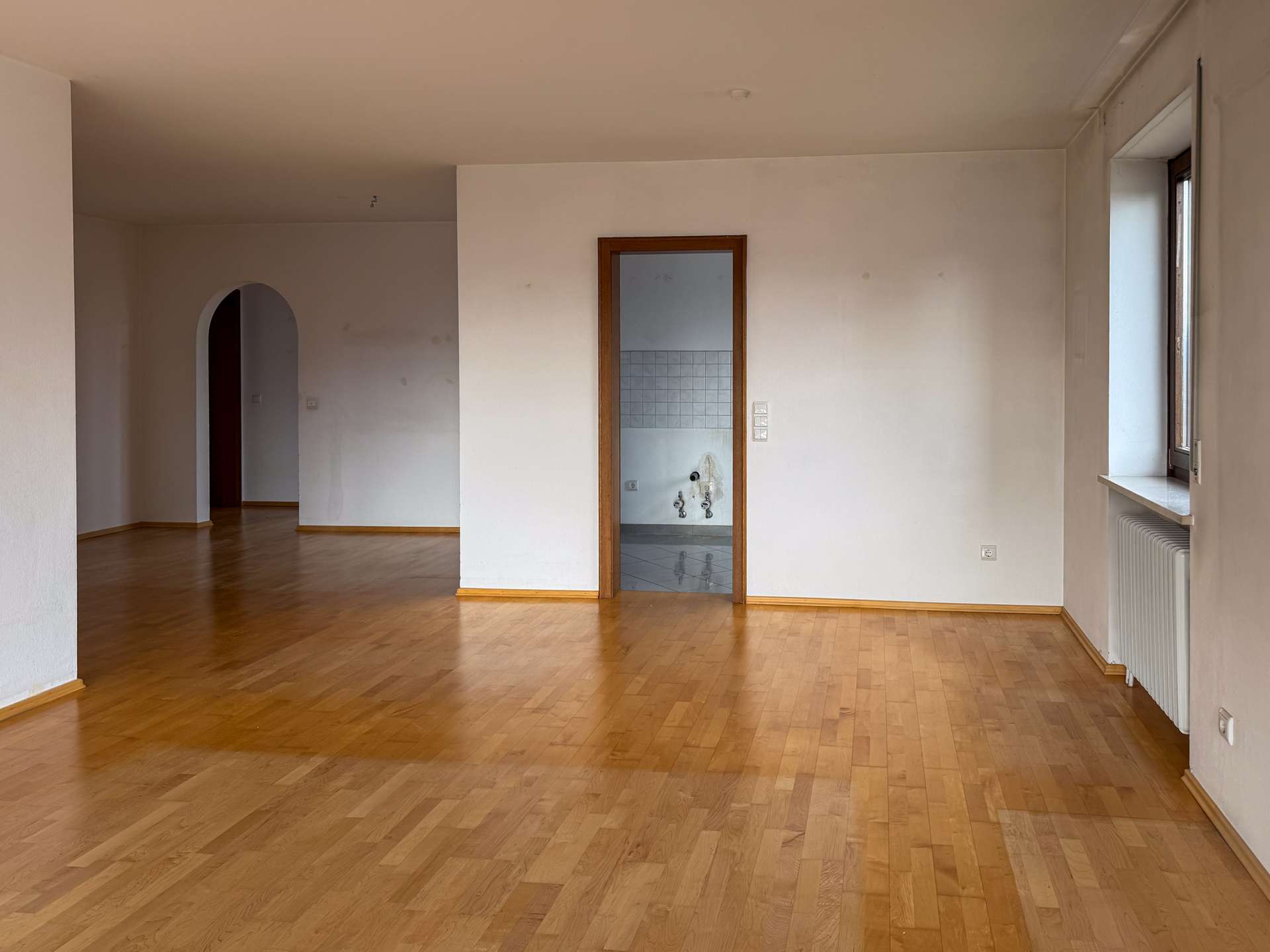 Blick zur Küche und Essbereich