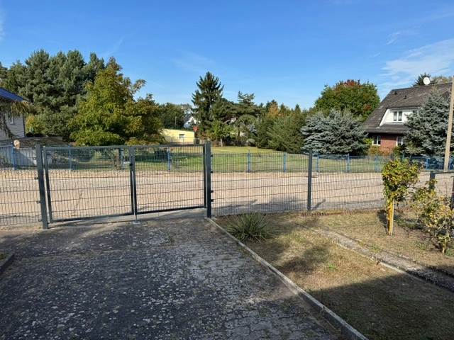Zufahrt zum Nebengebäude