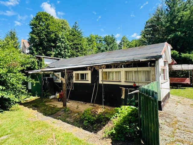 Laube neben dem Gartenhaus