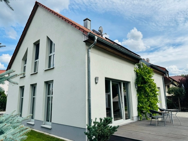 Hausrückseite mit Terrasse