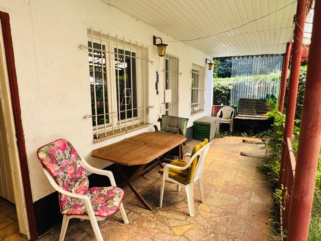Mit überdachter Terrasse
