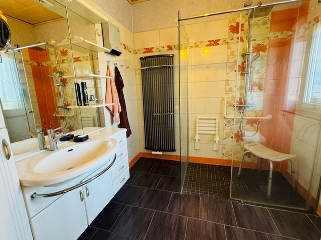 Bad, breite bodentiefe Dusche