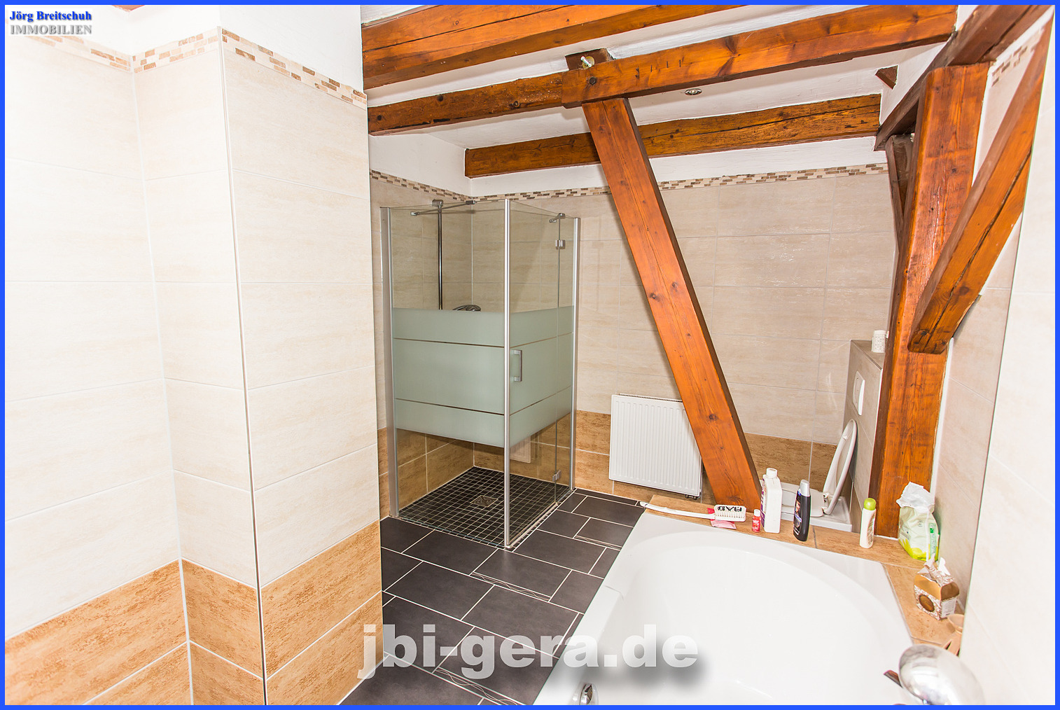Haupthaus bad mit Wanne, Dusche und Dachfenster