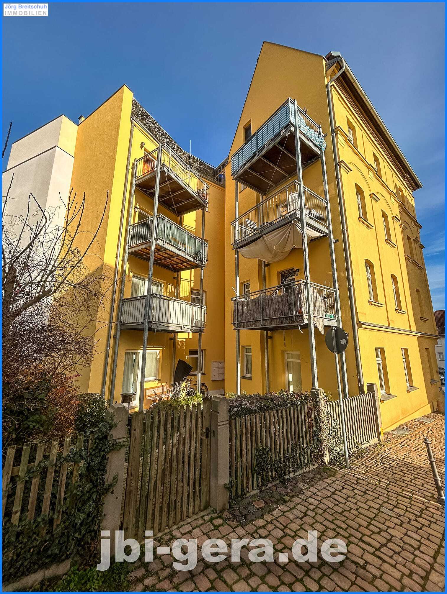 Rückansicht mit Balkonen und Terrassen