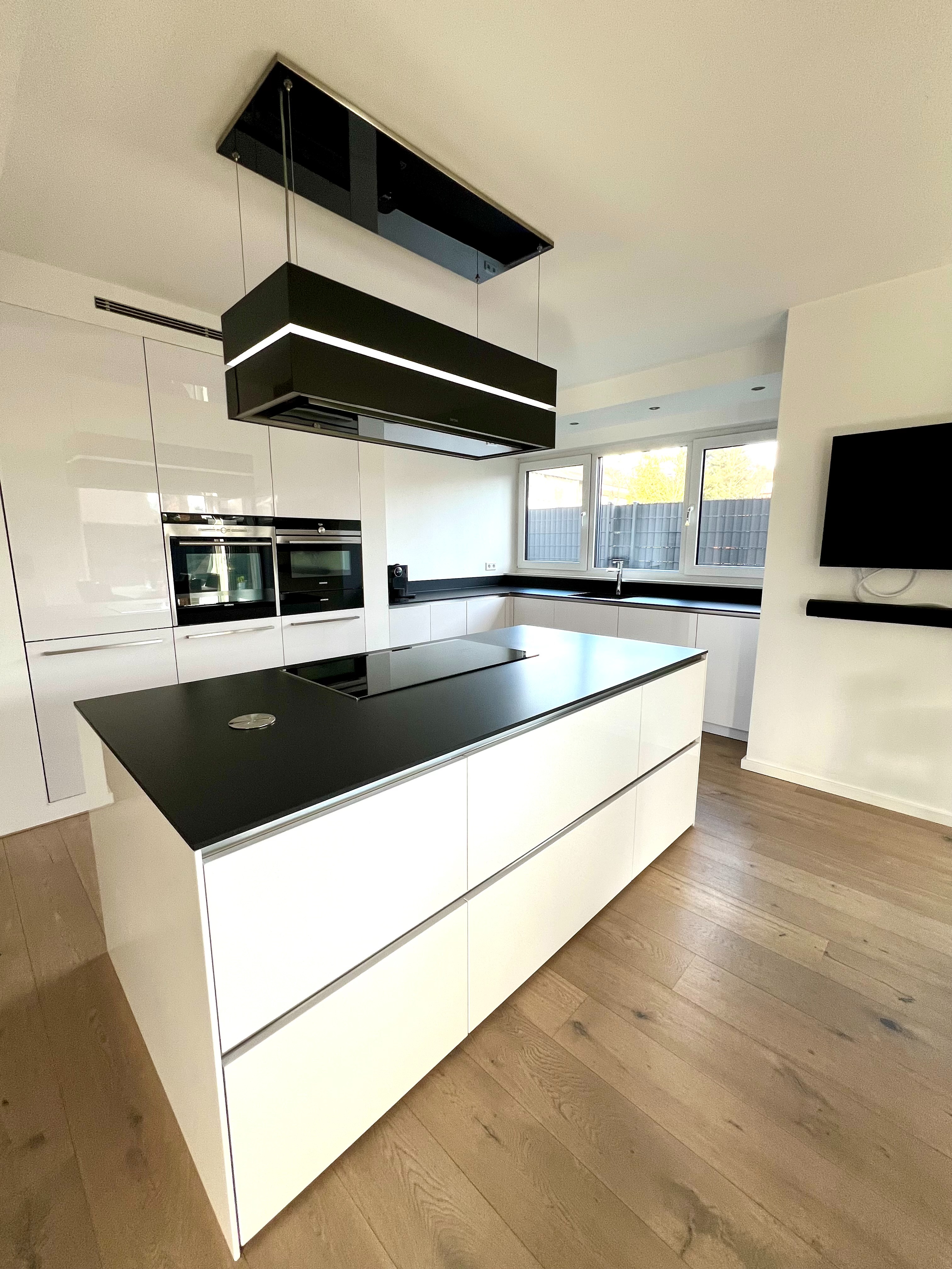 EG-Wohnung der gehobenen Klasse mit Privatgarten und vielen Extras