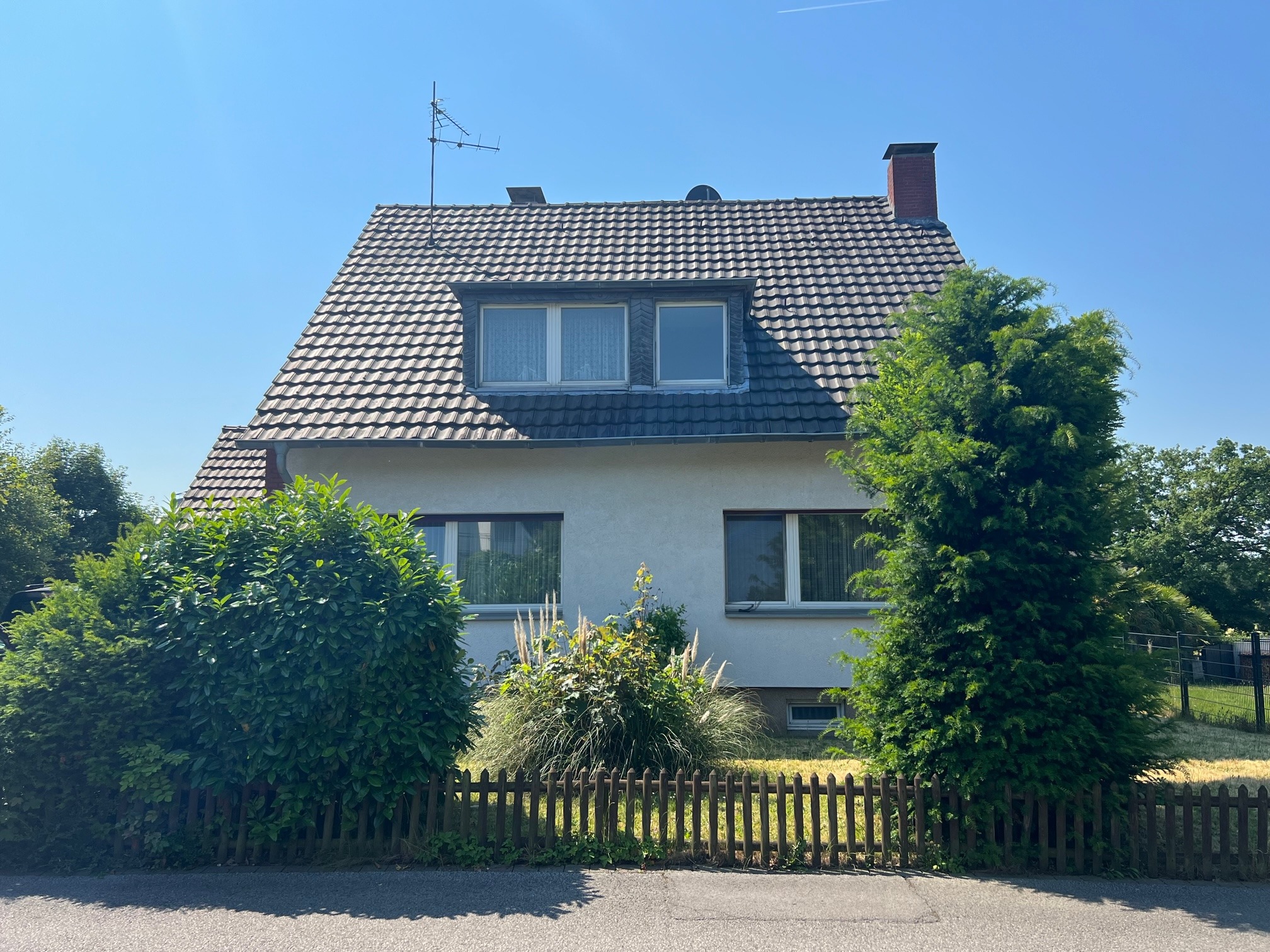 Freistehendes Ein- / Zweifamilienhaus auf einem Traumgrundstück in TOP-Lage