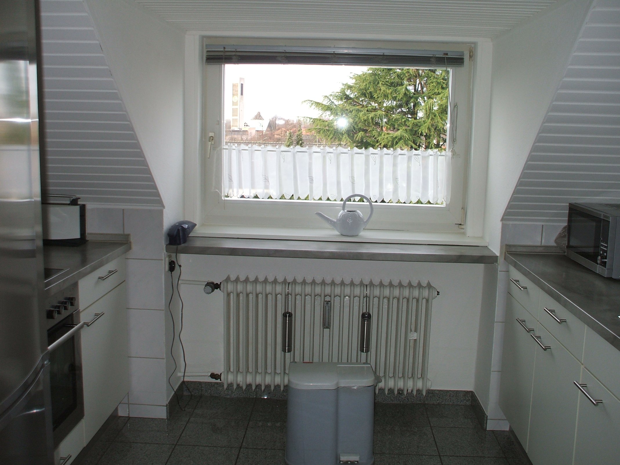 Lichtdurchflutete DG-Wohnung mit Büro im Souterrain und Gartennutzung