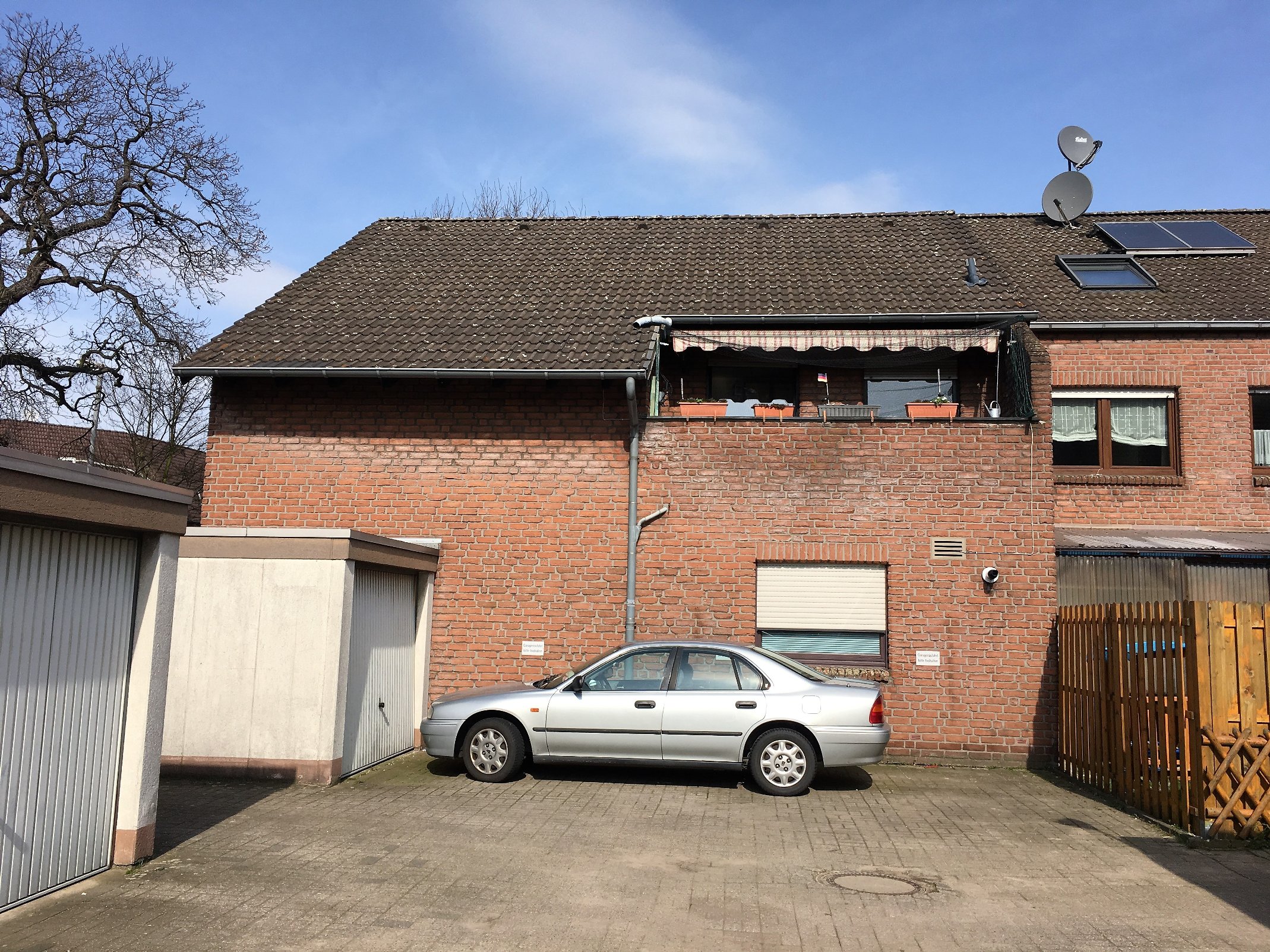 Rückansicht mit Balkon