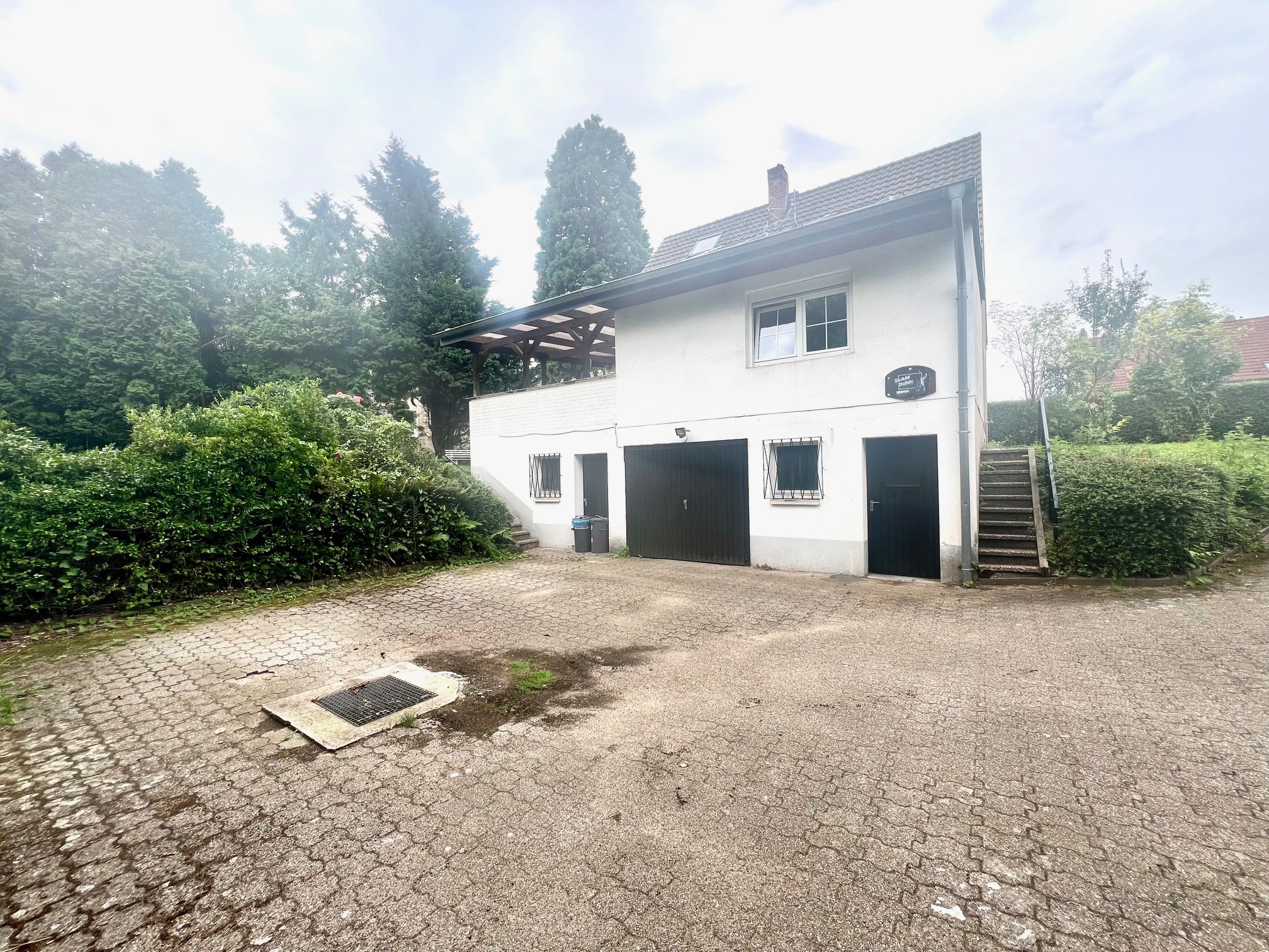 Freistehendes Ein- oder Zweifamilienhaus auf großem Grundstück in Rumeln-Kaldenhausen