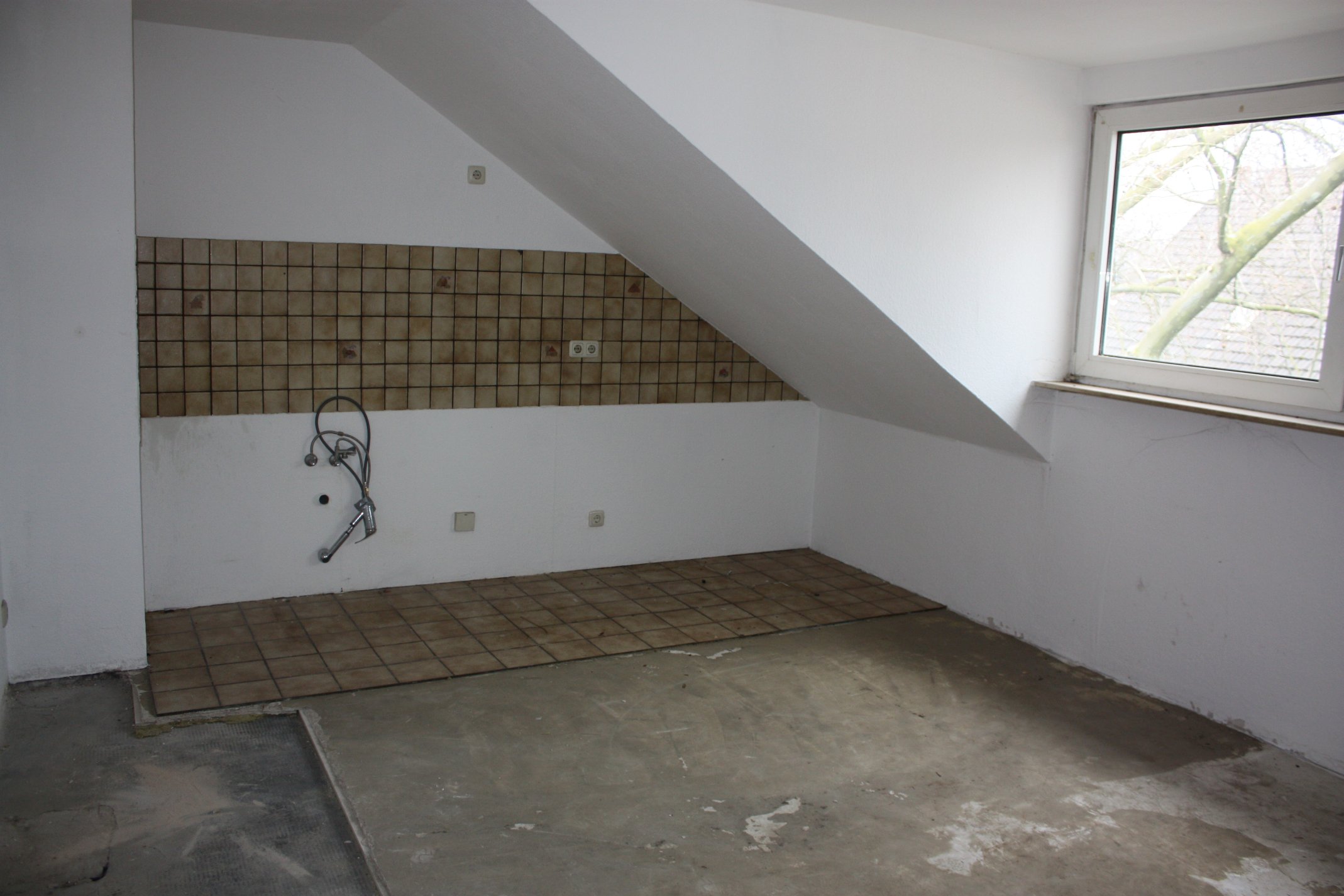 Renovierungsbedürftige 40 m² DG-Wohnung