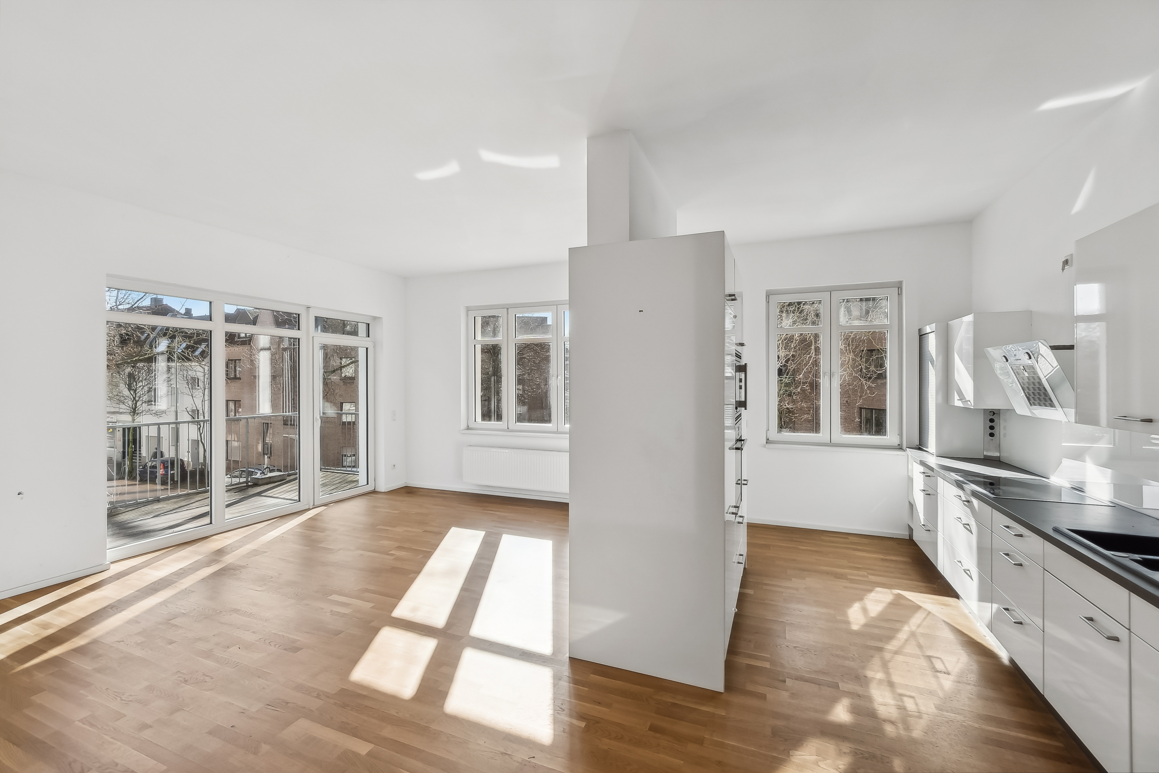 Top sarnierter Altbau, hohe Decken, Parkett, EBK, uvm.