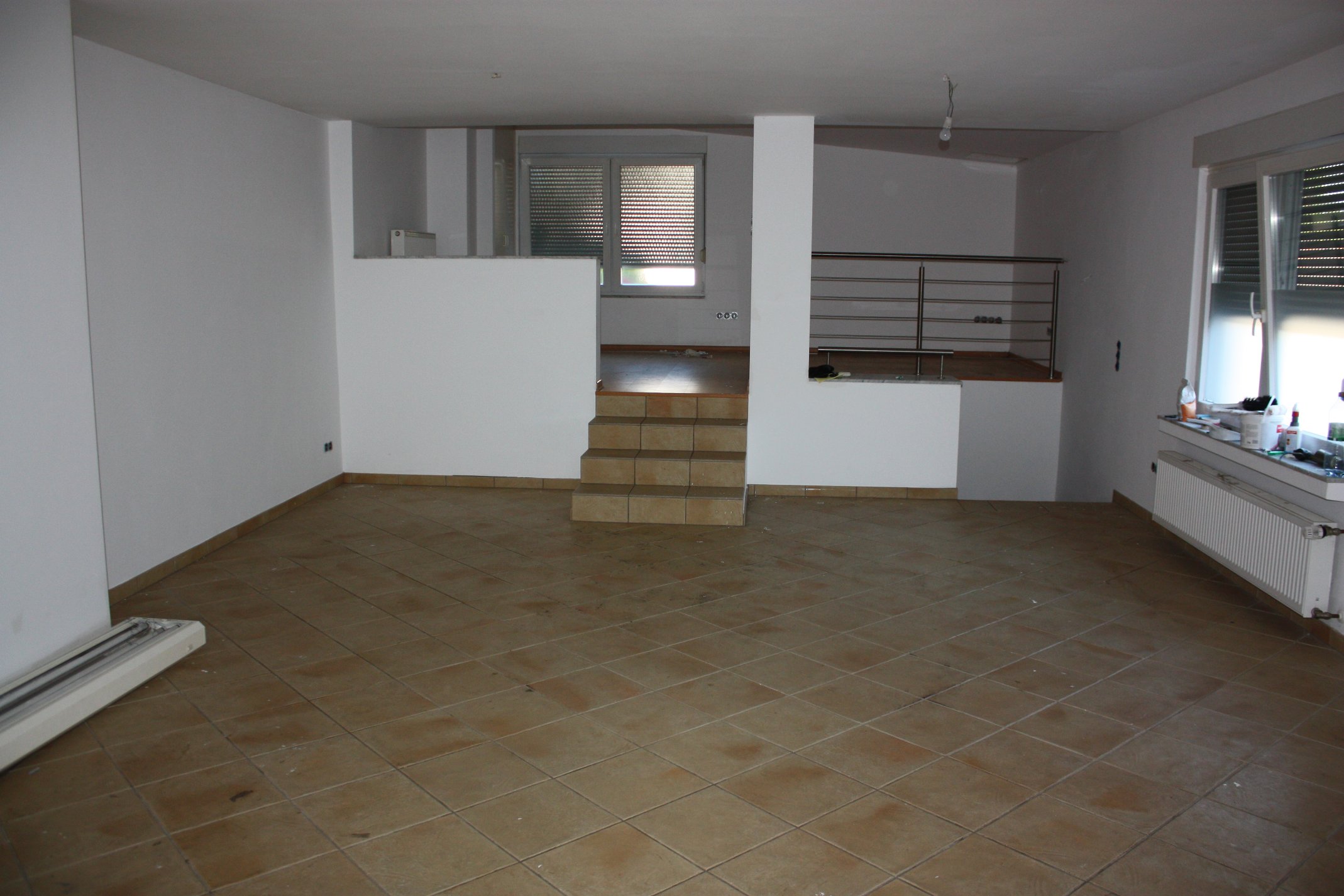 Sanierungsobjekt! Großzügige Büro-/Gewerbeeinheit in ruhiger Lage