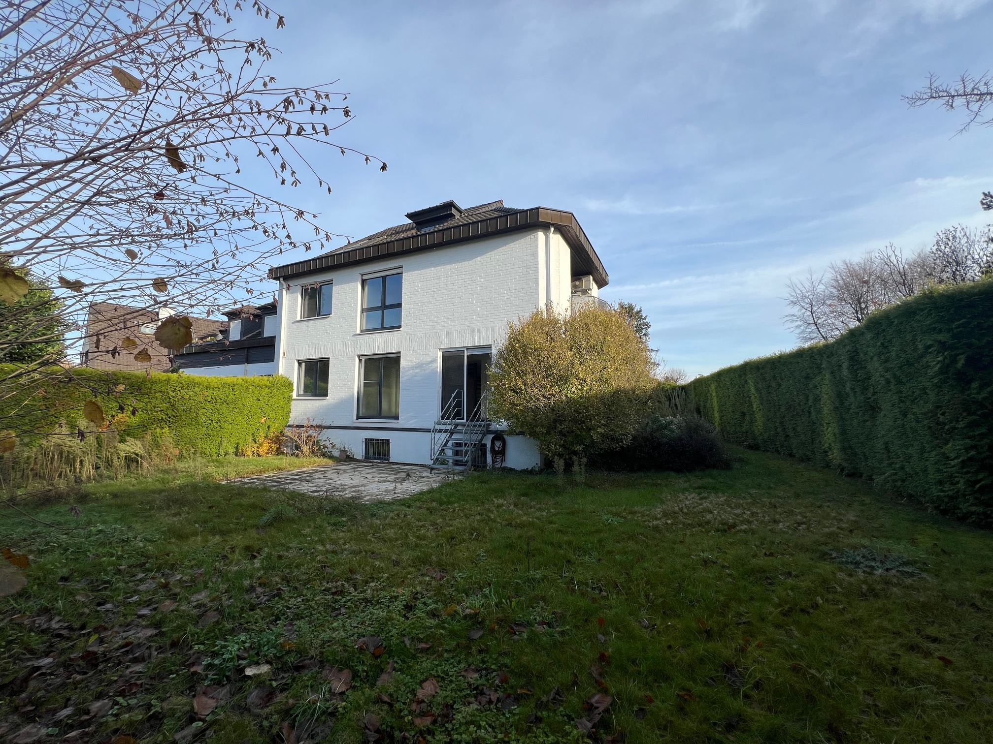 Charmante DHH mit 175qm Wfl. + 56qm Nfl. mit separatem Eingang, top gelegen in Meerbusch-Bovert