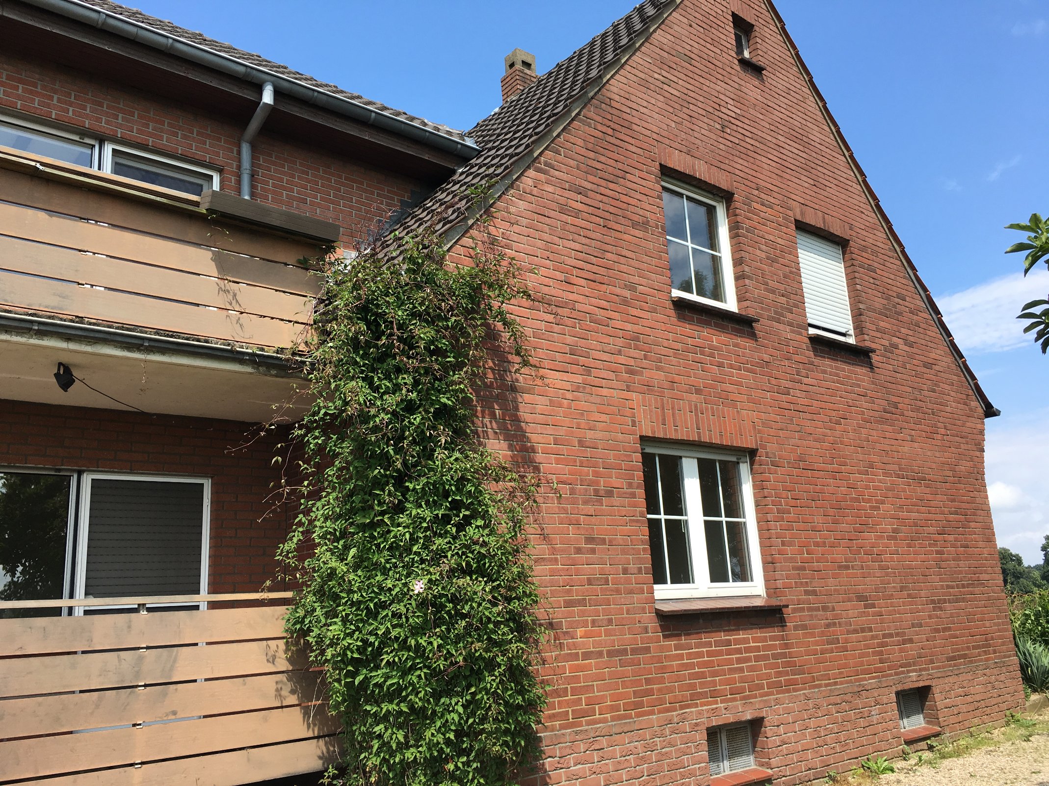 Zweifamilienhaus auf großem Grundstück in Alpen-Drüpt