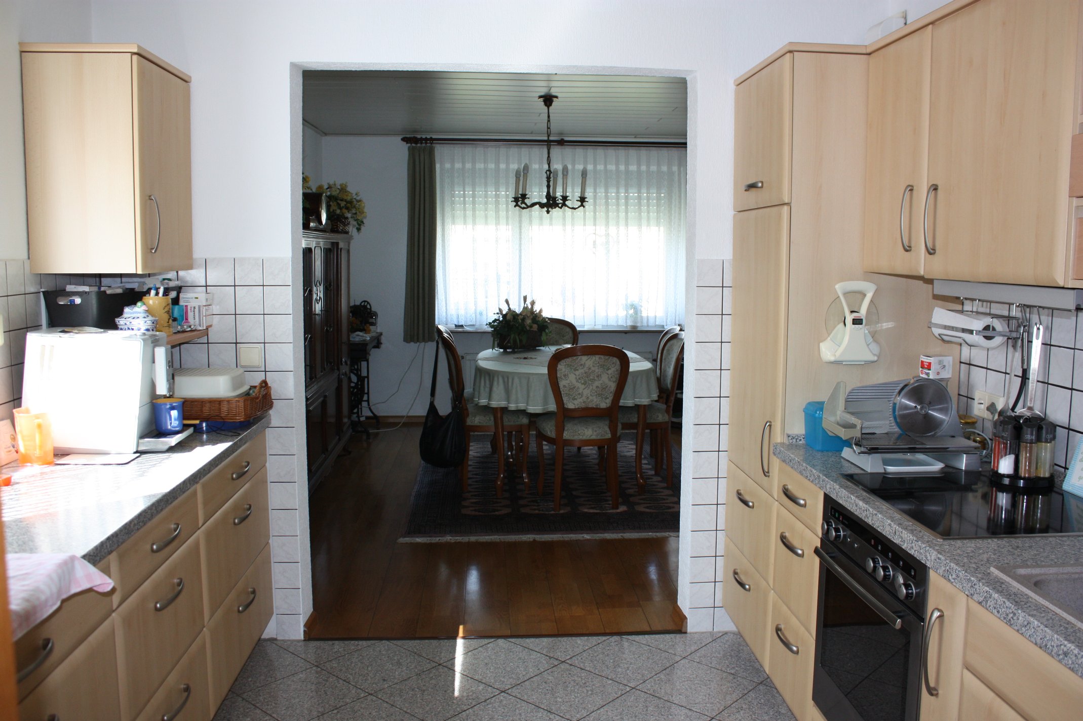 Zweifamilienhaus mit Garage und Wintergarten auf großem Grundstück