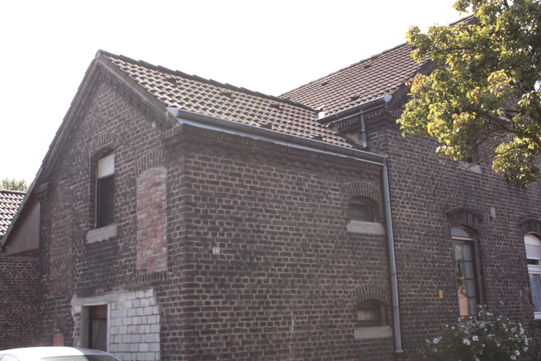 Kleines Zechenhaus in grüner Umgebung