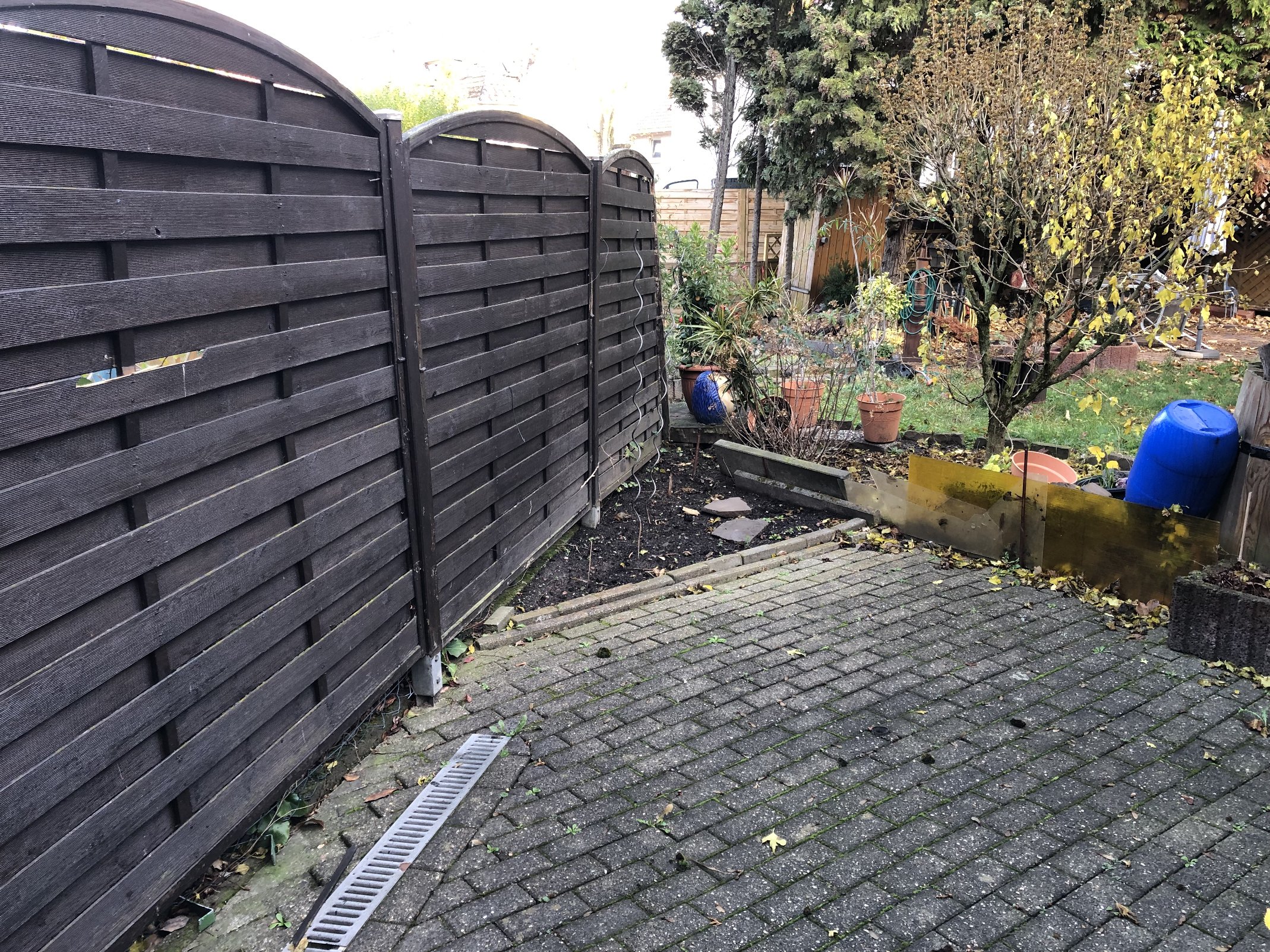 Grundstück gepflastert